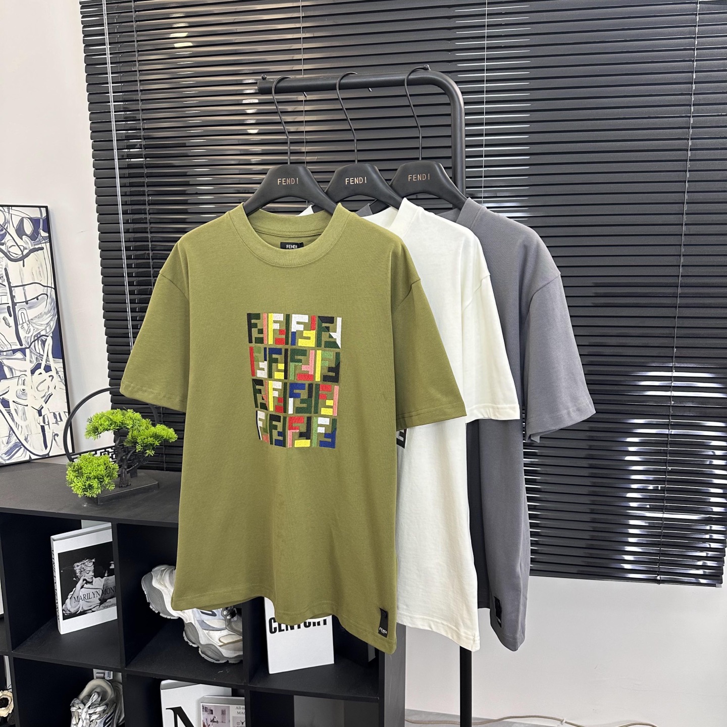 Modelo: F507# Nueva camiseta de manga corta de Fendi con letras bordadas en color. Tela: algodón peinado de doble hilo …