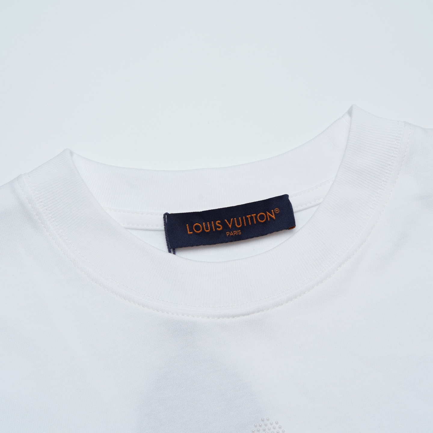 Louis Vuitton p80

款号：L822#路易威登官网新款烫钻字母短袖

面料- 采用320克双股精梳棉面料.索罗纳螺纹订织订染国标一级面料

工艺：采用德国进口胶水钻料 手工对标对版烫钻 高温烫钻很考验手艺需要多年手艺

辅料：官网原版三标品牌袋子满印logo防潮纸合格证等最新辅料系列

尺码：XS S M L

颜色：白色 黑色