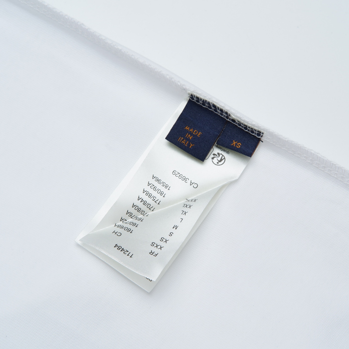 Louis Vuitton p80

款号：L822#路易威登官网新款烫钻字母短袖

面料- 采用320克双股精梳棉面料.索罗纳螺纹订织订染国标一级面料

工艺：采用德国进口胶水钻料 手工对标对版烫钻 高温烫钻很考验手艺需要多年手艺

辅料：官网原版三标品牌袋子满印logo防潮纸合格证等最新辅料系列

尺码：XS S M L

颜色：白色 黑色