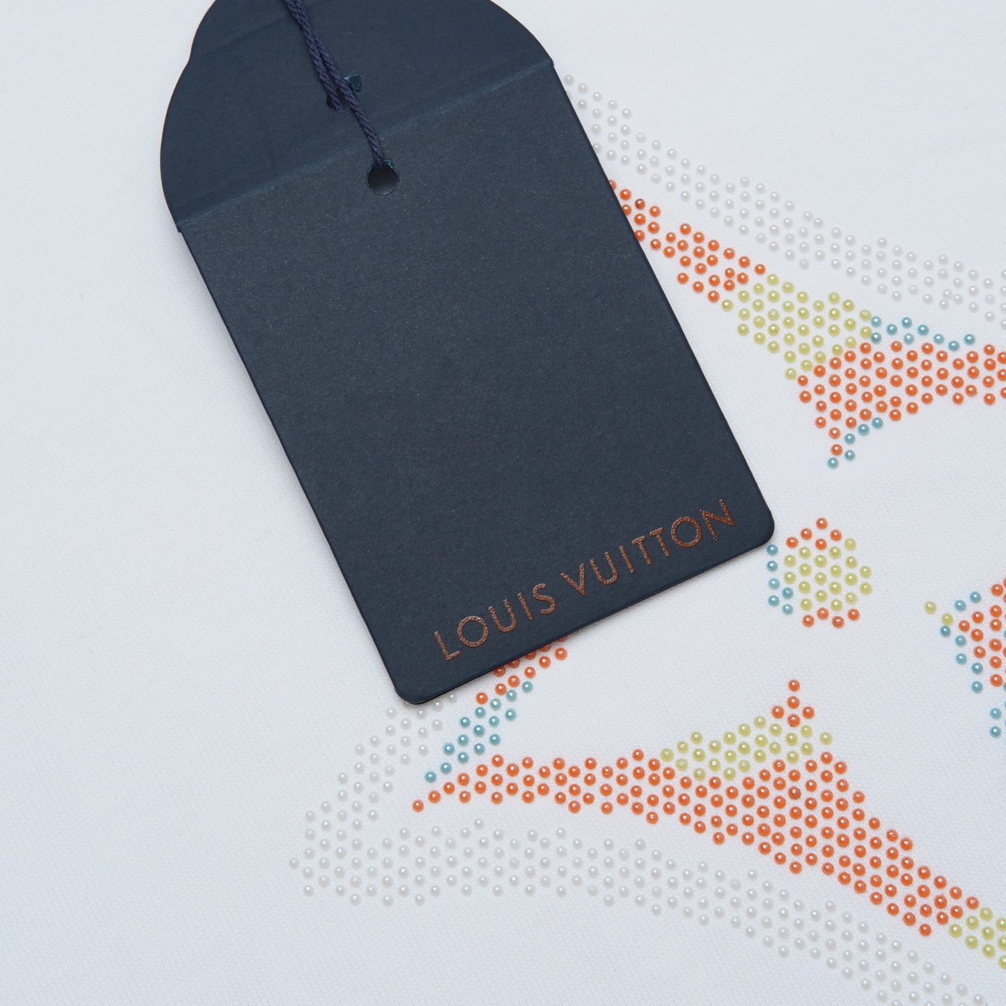 Louis Vuitton p80

款号：L822#路易威登官网新款烫钻字母短袖

面料- 采用320克双股精梳棉面料.索罗纳螺纹订织订染国标一级面料

工艺：采用德国进口胶水钻料 手工对标对版烫钻 高温烫钻很考验手艺需要多年手艺

辅料：官网原版三标品牌袋子满印logo防潮纸合格证等最新辅料系列

尺码：XS S M L

颜色：白色 黑色