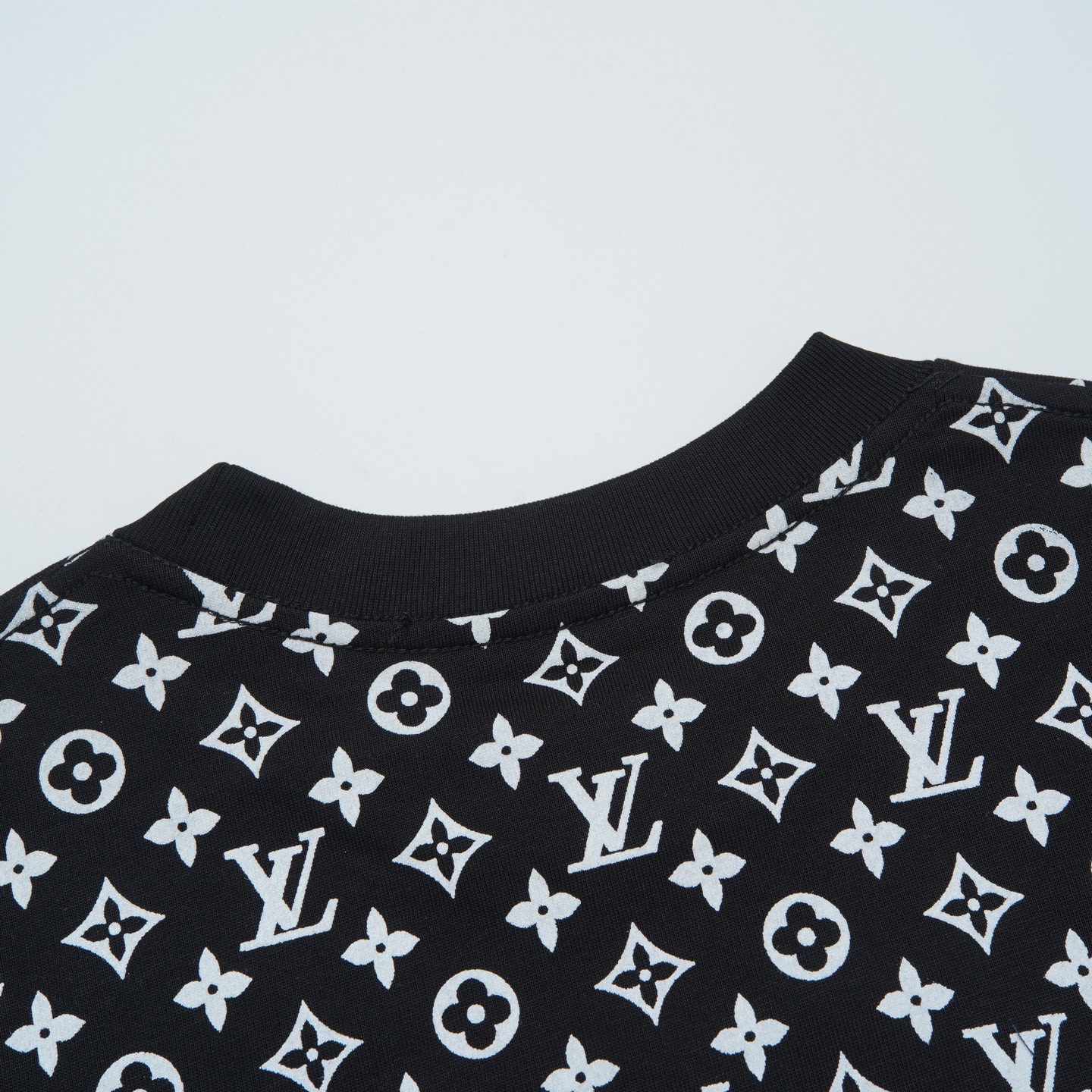 Louis Vuitton p80

款号：L828#路易威登官网新款上半身半满印字母前后印花短袖

面料- 采用320克双股精梳棉面料.索罗纳螺纹订织订染国标一级面料

工艺：采用美国上市公司（康郦）印花机器全球纺织品数码印花市场领导者。美国进口杜邦（DuPont）水墨染料具有出色的遮盖性，耐撕扯搓洗，不掉色，透气性好等特点。

辅料：官网原版三标品牌袋子满印logo防潮纸合格证等最新辅料系列

尺码：XS S M L

颜色：黑色 宝蓝 白色