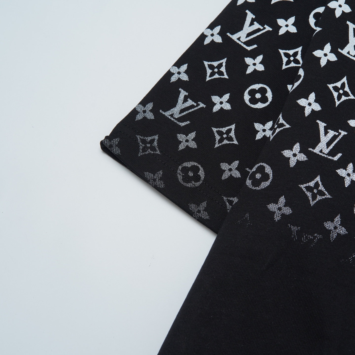 Louis Vuitton p80

款号：L828#路易威登官网新款上半身半满印字母前后印花短袖

面料- 采用320克双股精梳棉面料.索罗纳螺纹订织订染国标一级面料

工艺：采用美国上市公司（康郦）印花机器全球纺织品数码印花市场领导者。美国进口杜邦（DuPont）水墨染料具有出色的遮盖性，耐撕扯搓洗，不掉色，透气性好等特点。

辅料：官网原版三标品牌袋子满印logo防潮纸合格证等最新辅料系列

尺码：XS S M L

颜色：黑色 宝蓝 白色