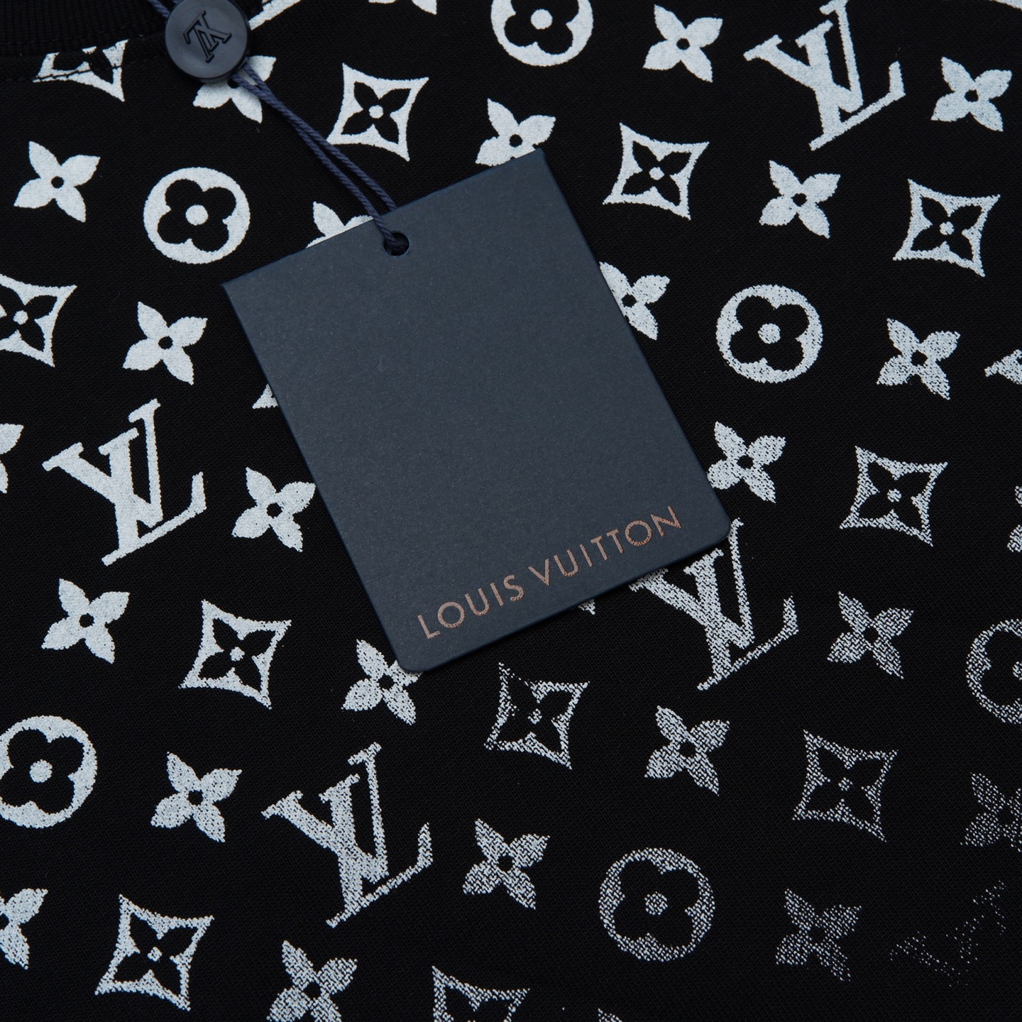 Louis Vuitton p80

款号：L828#路易威登官网新款上半身半满印字母前后印花短袖

面料- 采用320克双股精梳棉面料.索罗纳螺纹订织订染国标一级面料

工艺：采用美国上市公司（康郦）印花机器全球纺织品数码印花市场领导者。美国进口杜邦（DuPont）水墨染料具有出色的遮盖性，耐撕扯搓洗，不掉色，透气性好等特点。

辅料：官网原版三标品牌袋子满印logo防潮纸合格证等最新辅料系列

尺码：XS S M L

颜色：黑色 宝蓝 白色