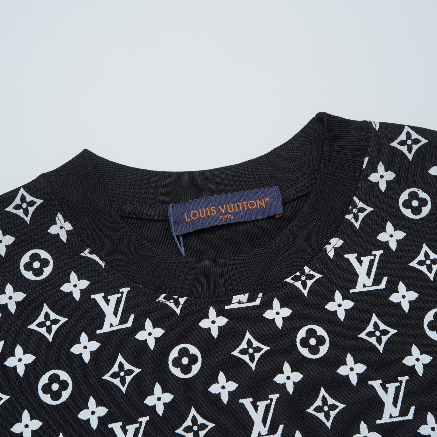 Louis Vuitton p80

款号：L828#路易威登官网新款上半身半满印字母前后印花短袖

面料- 采用320克双股精梳棉面料.索罗纳螺纹订织订染国标一级面料

工艺：采用美国上市公司（康郦）印花机器全球纺织品数码印花市场领导者。美国进口杜邦（DuPont）水墨染料具有出色的遮盖性，耐撕扯搓洗，不掉色，透气性好等特点。

辅料：官网原版三标品牌袋子满印logo防潮纸合格证等最新辅料系列

尺码：XS S M L

颜色：黑色 宝蓝 白色
