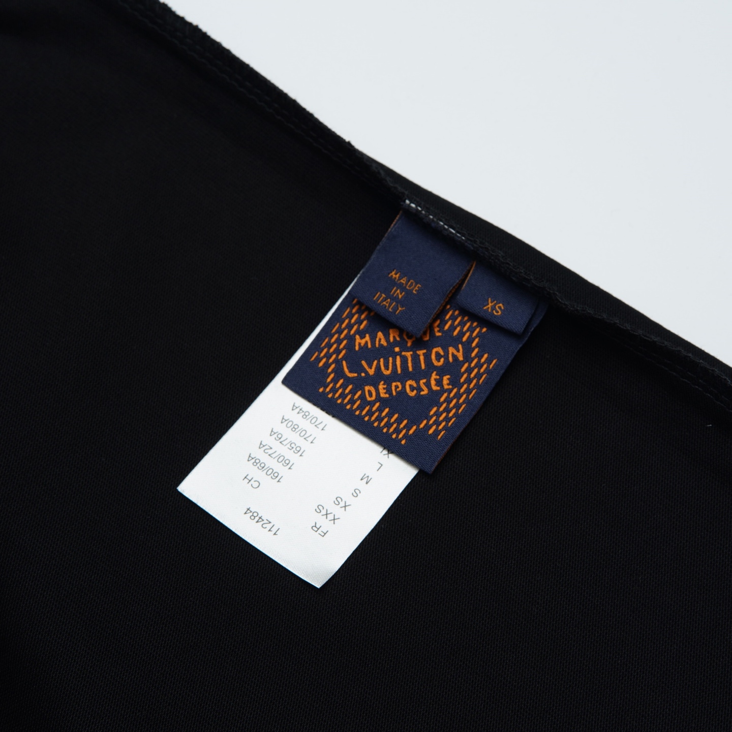 Louis Vuitton p80

款号：L828#路易威登官网新款上半身半满印字母前后印花短袖

面料- 采用320克双股精梳棉面料.索罗纳螺纹订织订染国标一级面料

工艺：采用美国上市公司（康郦）印花机器全球纺织品数码印花市场领导者。美国进口杜邦（DuPont）水墨染料具有出色的遮盖性，耐撕扯搓洗，不掉色，透气性好等特点。

辅料：官网原版三标品牌袋子满印logo防潮纸合格证等最新辅料系列

尺码：XS S M L

颜色：黑色 宝蓝 白色