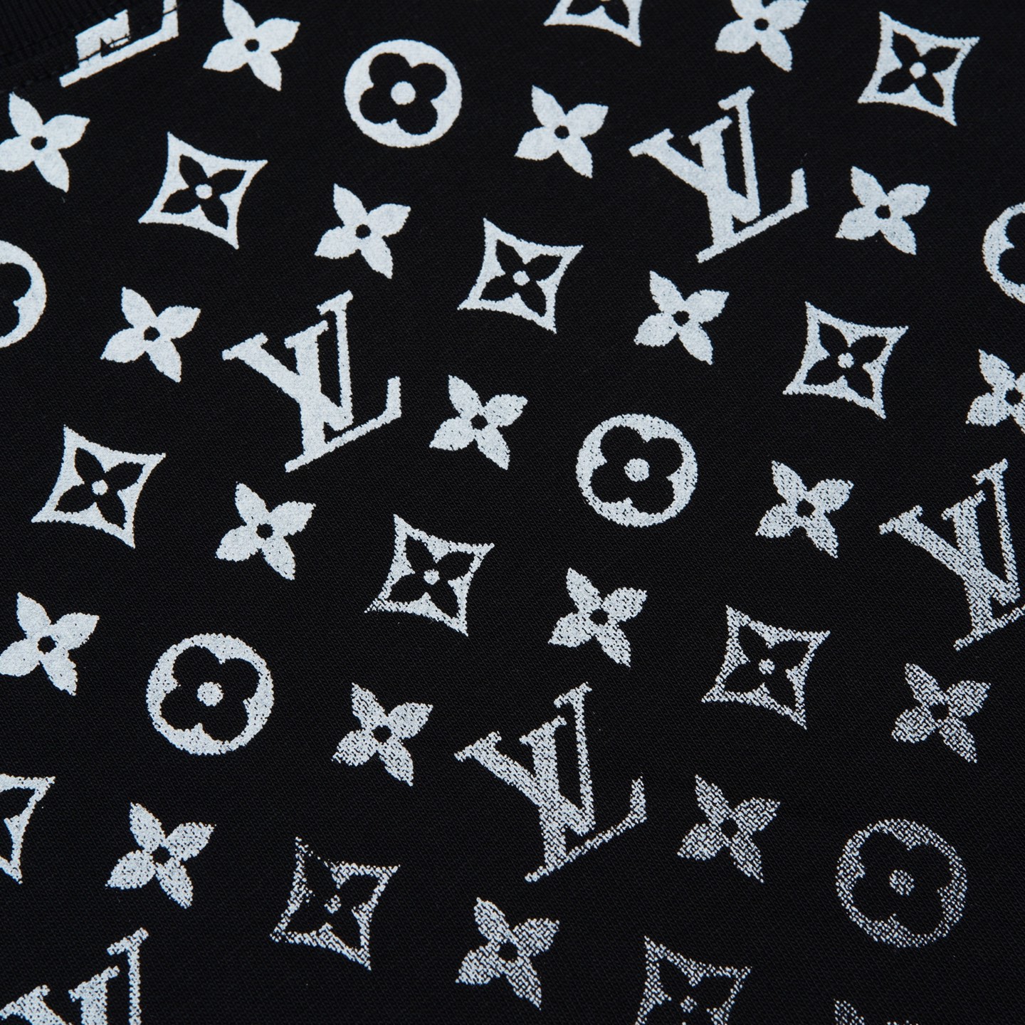 Louis Vuitton p80

款号：L828#路易威登官网新款上半身半满印字母前后印花短袖

面料- 采用320克双股精梳棉面料.索罗纳螺纹订织订染国标一级面料

工艺：采用美国上市公司（康郦）印花机器全球纺织品数码印花市场领导者。美国进口杜邦（DuPont）水墨染料具有出色的遮盖性，耐撕扯搓洗，不掉色，透气性好等特点。

辅料：官网原版三标品牌袋子满印logo防潮纸合格证等最新辅料系列

尺码：XS S M L

颜色：黑色 宝蓝 白色