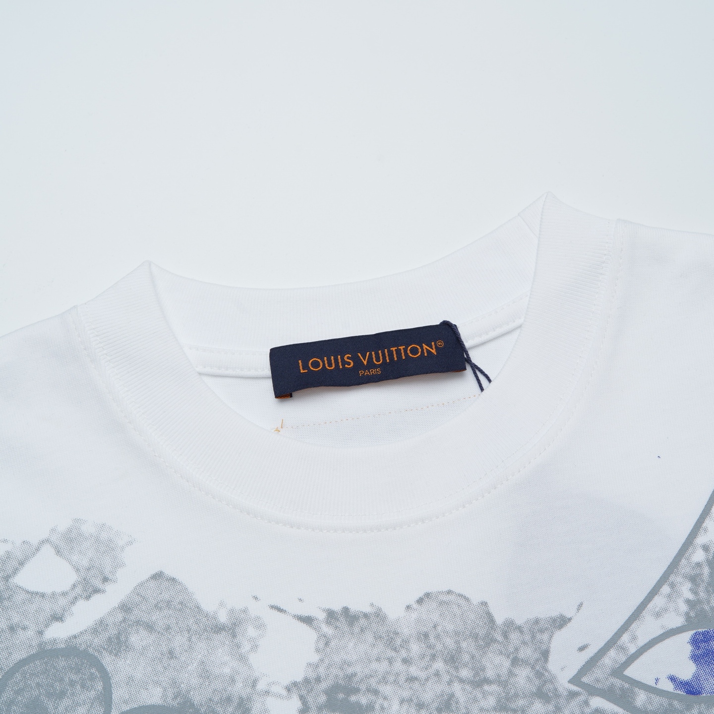 Louis Vuitton p80

款号：L829#路易威登官网新款涂鸦色彩印花短袖

面料- 采用320克双股精梳棉面料.索罗纳螺纹订织订染国标一级面料

工艺：采用美国上市公司（康郦）印花机器全球纺织品数码印花市场领导者。美国进口杜邦（DuPont）水墨染料具有出色的遮盖性，耐撕扯搓洗，不掉色，透气性好等特点。

辅料：官网原版三标品牌袋子满印logo防潮纸合格证等最新辅料系列

尺码：XS S M L

颜色：黑色  白色