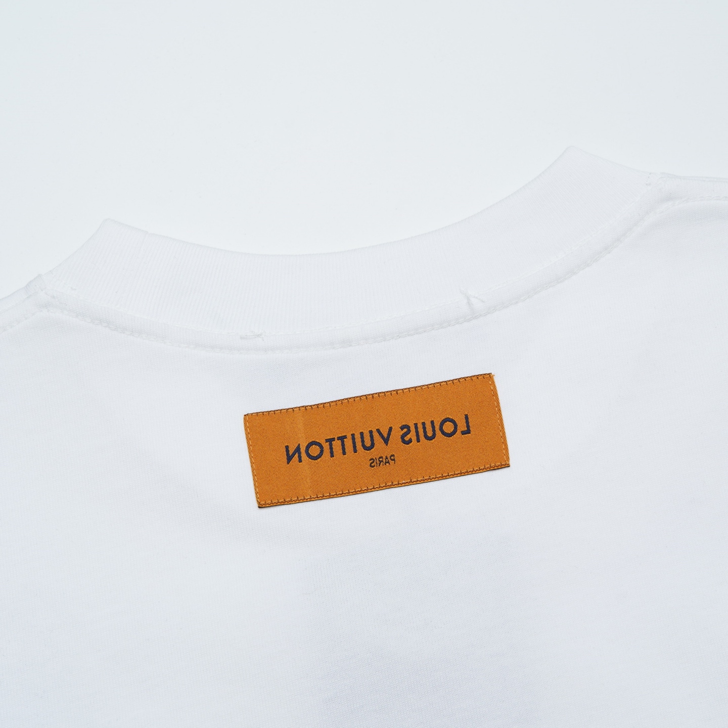 Louis Vuitton p80

款号：L829#路易威登官网新款涂鸦色彩印花短袖

面料- 采用320克双股精梳棉面料.索罗纳螺纹订织订染国标一级面料

工艺：采用美国上市公司（康郦）印花机器全球纺织品数码印花市场领导者。美国进口杜邦（DuPont）水墨染料具有出色的遮盖性，耐撕扯搓洗，不掉色，透气性好等特点。

辅料：官网原版三标品牌袋子满印logo防潮纸合格证等最新辅料系列

尺码：XS S M L

颜色：黑色  白色