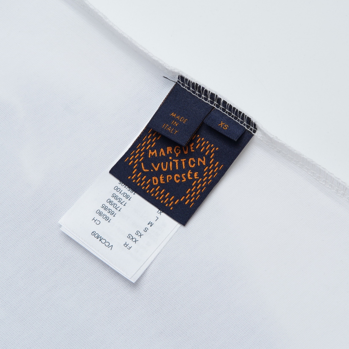 Louis Vuitton p80

款号：L829#路易威登官网新款涂鸦色彩印花短袖

面料- 采用320克双股精梳棉面料.索罗纳螺纹订织订染国标一级面料

工艺：采用美国上市公司（康郦）印花机器全球纺织品数码印花市场领导者。美国进口杜邦（DuPont）水墨染料具有出色的遮盖性，耐撕扯搓洗，不掉色，透气性好等特点。

辅料：官网原版三标品牌袋子满印logo防潮纸合格证等最新辅料系列

尺码：XS S M L

颜色：黑色  白色