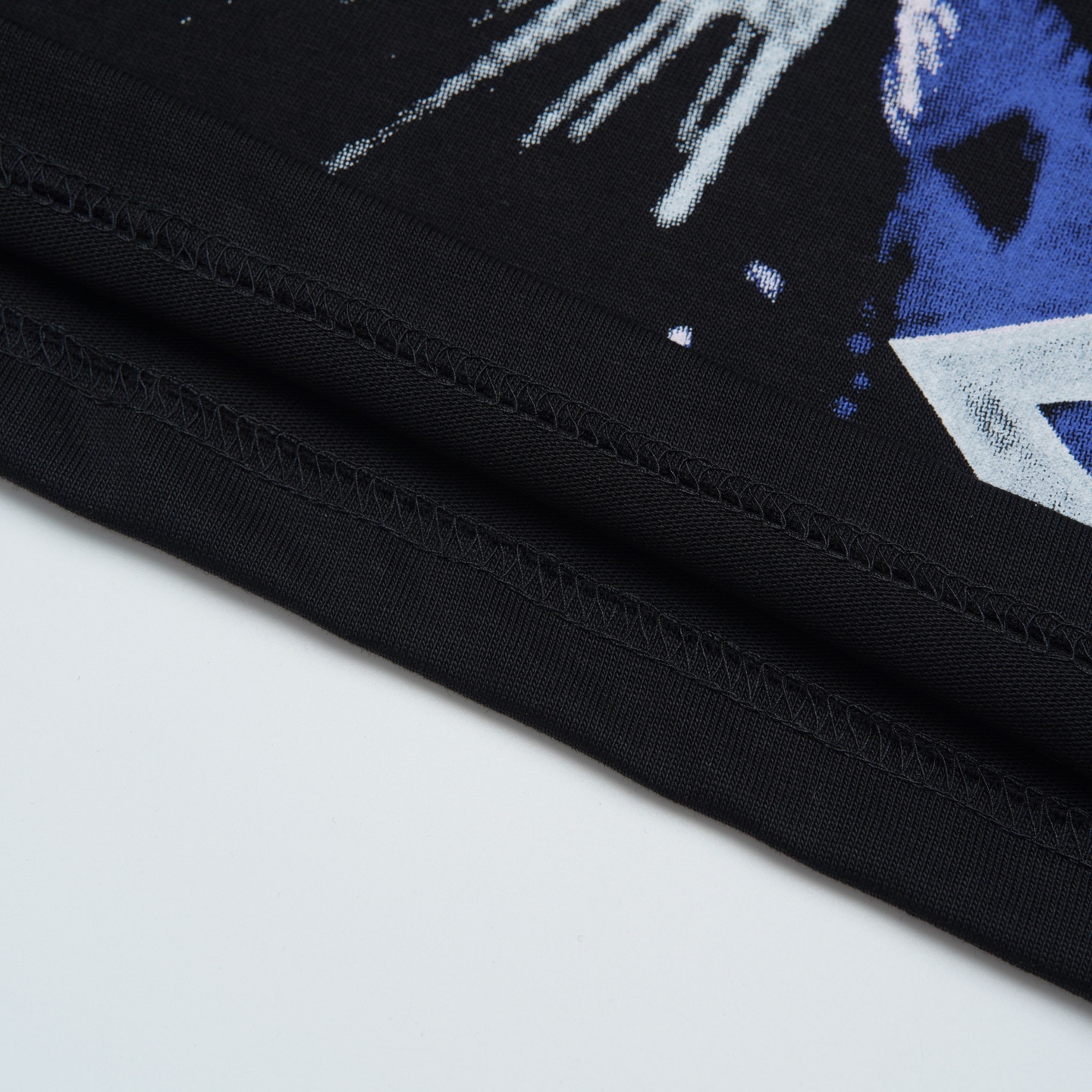 Louis Vuitton p80

款号：L829#路易威登官网新款涂鸦色彩印花短袖

面料- 采用320克双股精梳棉面料.索罗纳螺纹订织订染国标一级面料

工艺：采用美国上市公司（康郦）印花机器全球纺织品数码印花市场领导者。美国进口杜邦（DuPont）水墨染料具有出色的遮盖性，耐撕扯搓洗，不掉色，透气性好等特点。

辅料：官网原版三标品牌袋子满印logo防潮纸合格证等最新辅料系列

尺码：XS S M L

颜色：黑色  白色