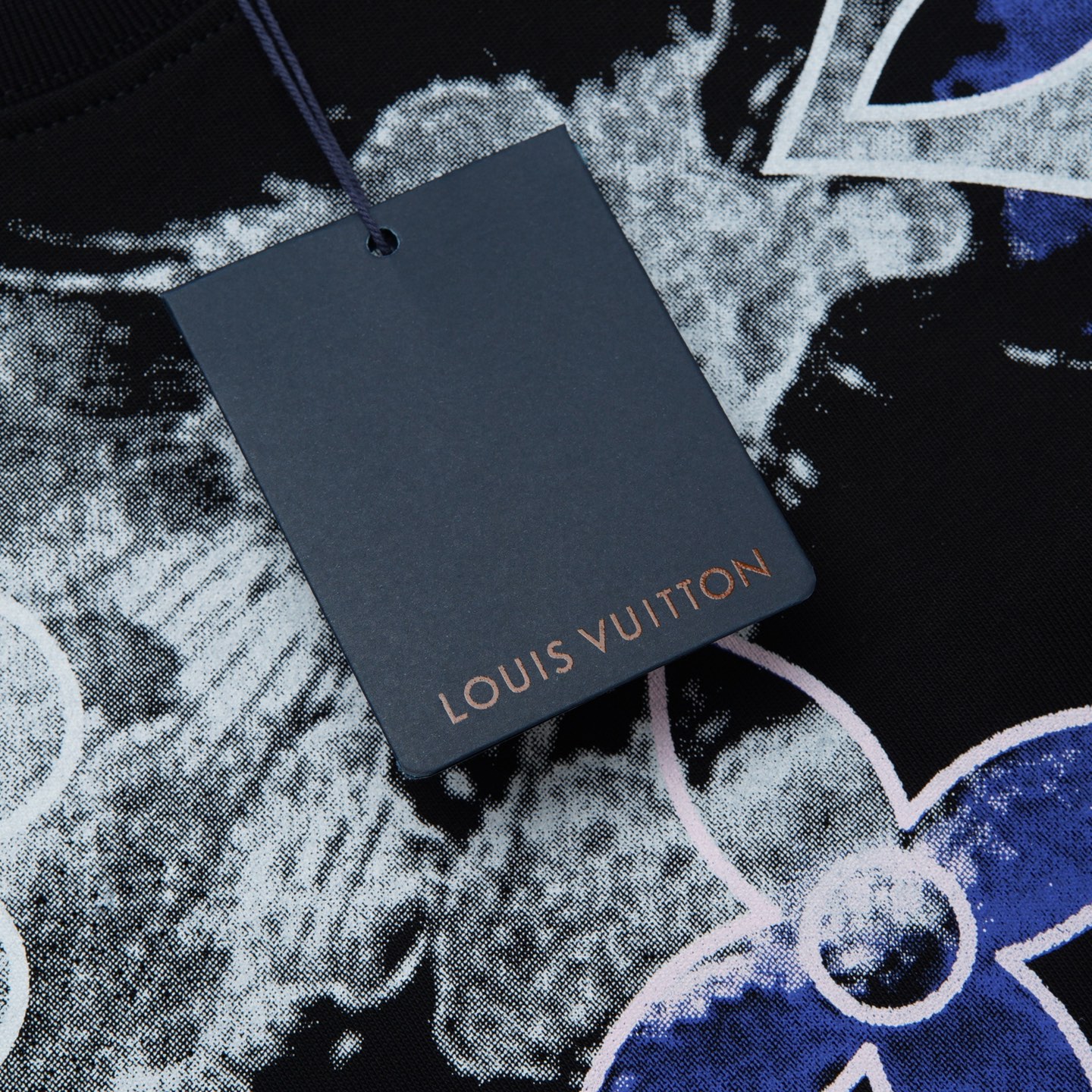 Louis Vuitton p80

款号：L829#路易威登官网新款涂鸦色彩印花短袖

面料- 采用320克双股精梳棉面料.索罗纳螺纹订织订染国标一级面料

工艺：采用美国上市公司（康郦）印花机器全球纺织品数码印花市场领导者。美国进口杜邦（DuPont）水墨染料具有出色的遮盖性，耐撕扯搓洗，不掉色，透气性好等特点。

辅料：官网原版三标品牌袋子满印logo防潮纸合格证等最新辅料系列

尺码：XS S M L

颜色：黑色  白色