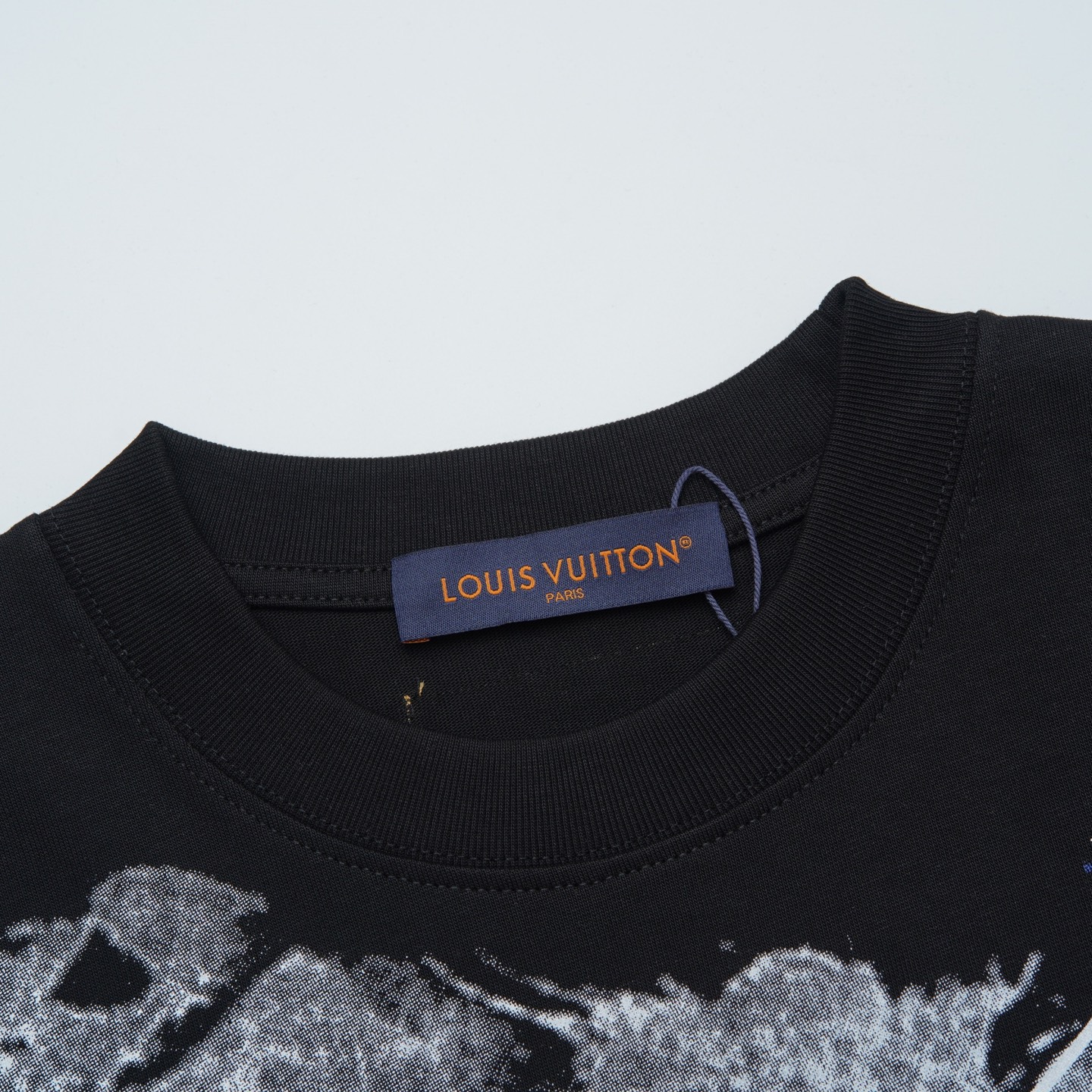 Louis Vuitton p80

款号：L829#路易威登官网新款涂鸦色彩印花短袖

面料- 采用320克双股精梳棉面料.索罗纳螺纹订织订染国标一级面料

工艺：采用美国上市公司（康郦）印花机器全球纺织品数码印花市场领导者。美国进口杜邦（DuPont）水墨染料具有出色的遮盖性，耐撕扯搓洗，不掉色，透气性好等特点。

辅料：官网原版三标品牌袋子满印logo防潮纸合格证等最新辅料系列

尺码：XS S M L

颜色：黑色  白色