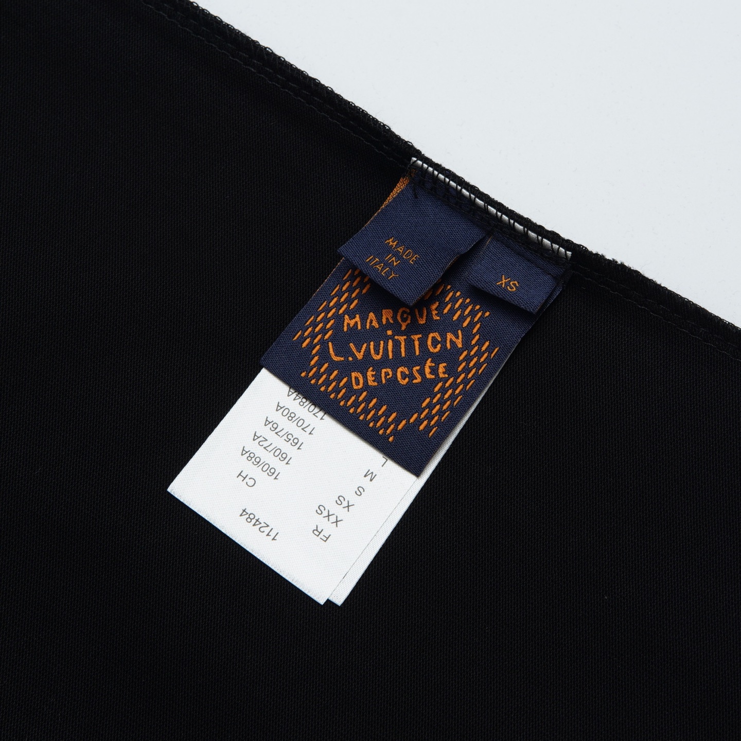 Louis Vuitton p80

款号：L829#路易威登官网新款涂鸦色彩印花短袖

面料- 采用320克双股精梳棉面料.索罗纳螺纹订织订染国标一级面料

工艺：采用美国上市公司（康郦）印花机器全球纺织品数码印花市场领导者。美国进口杜邦（DuPont）水墨染料具有出色的遮盖性，耐撕扯搓洗，不掉色，透气性好等特点。

辅料：官网原版三标品牌袋子满印logo防潮纸合格证等最新辅料系列

尺码：XS S M L

颜色：黑色  白色