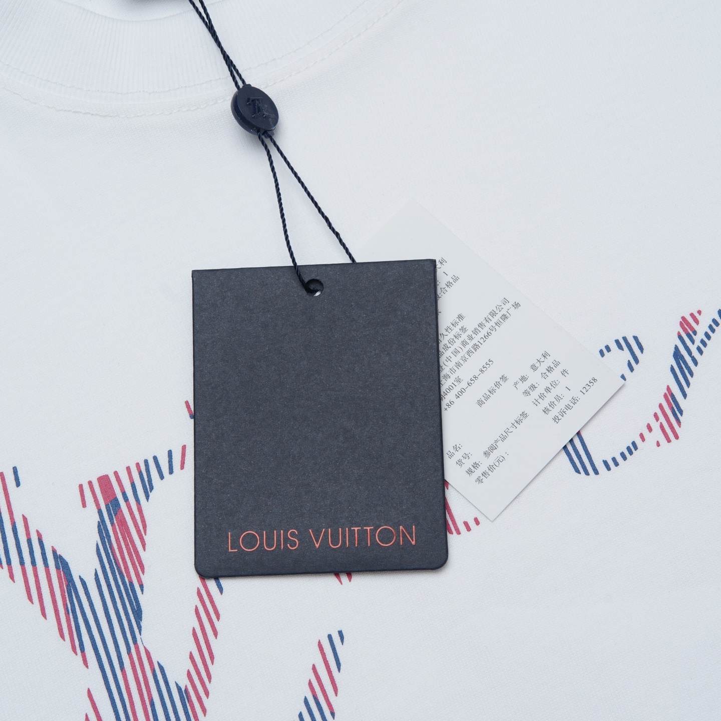 Louis Vuitton p75

款号：L824#路易威登官网新款彩字母印花短袖

面料- 采用320克双股精梳棉面料.索罗纳螺纹订织订染国标一级面料

工艺：采用美国上市公司（康郦）印花机器全球纺织品数码印花市场领导者。美国进口杜邦（DuPont）水墨染料具有出色的遮盖性，耐撕扯搓洗，不掉色，透气性好等特点。

辅料：官网原版三标品牌袋子满印logo防潮纸合格证等最新辅料系列

尺码：XS S M L

颜色：黑色  白色