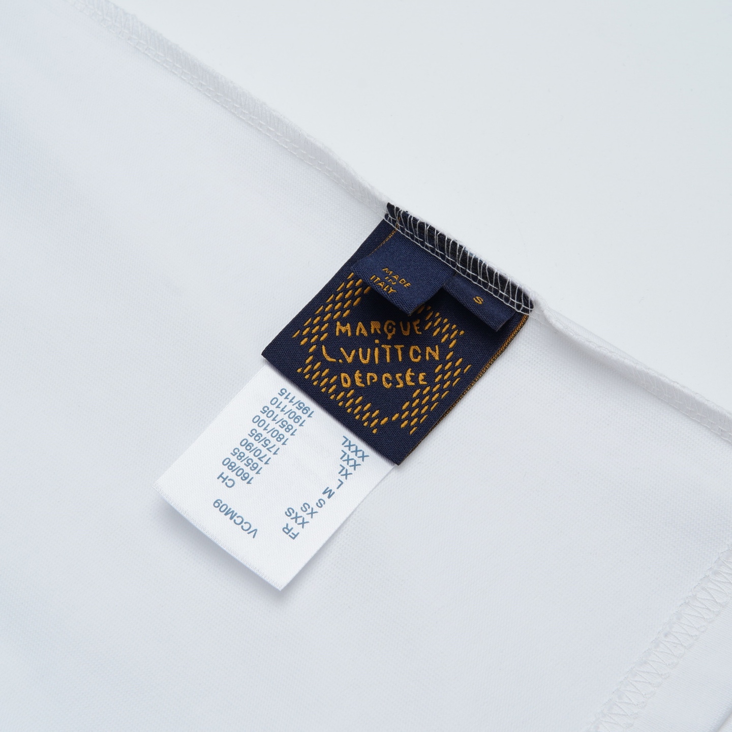 Louis Vuitton p75

款号：L824#路易威登官网新款彩字母印花短袖

面料- 采用320克双股精梳棉面料.索罗纳螺纹订织订染国标一级面料

工艺：采用美国上市公司（康郦）印花机器全球纺织品数码印花市场领导者。美国进口杜邦（DuPont）水墨染料具有出色的遮盖性，耐撕扯搓洗，不掉色，透气性好等特点。

辅料：官网原版三标品牌袋子满印logo防潮纸合格证等最新辅料系列

尺码：XS S M L

颜色：黑色  白色