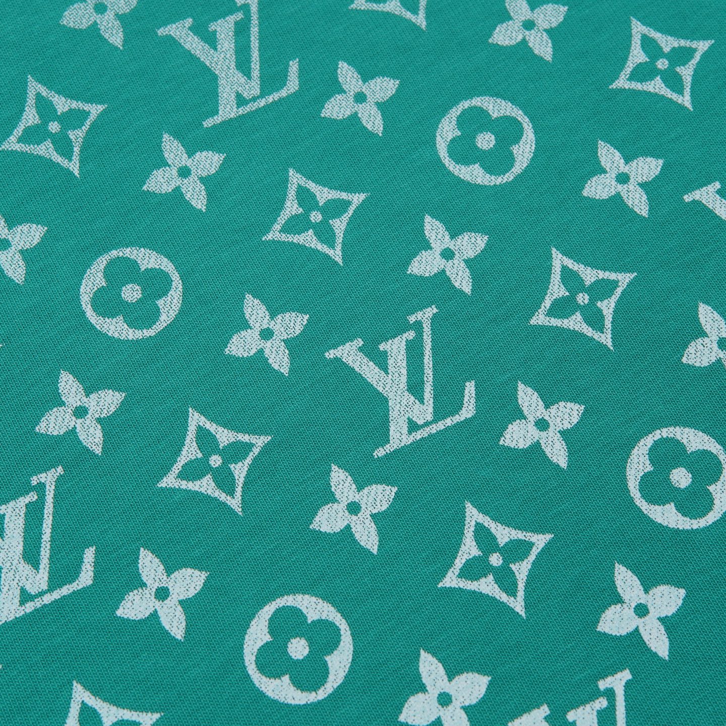 Louis Vuitton p80

款号：L831#路易威登官网新款半身半满印字母前后印花短袖

面料- 采用320克双股精梳棉面料.索罗纳螺纹订织订染国标一级面料

工艺：采用美国上市公司（康郦）印花机器全球纺织品数码印花市场领导者。美国进口杜邦（DuPont）水墨染料具有出色的遮盖性，耐撕扯搓洗，不掉色，透气性好等特点。

辅料：官网原版三标品牌袋子满印logo防潮纸合格证等最新辅料系列

尺码：XS S M L

颜色：黑色 绿色 蓝色 天蓝色