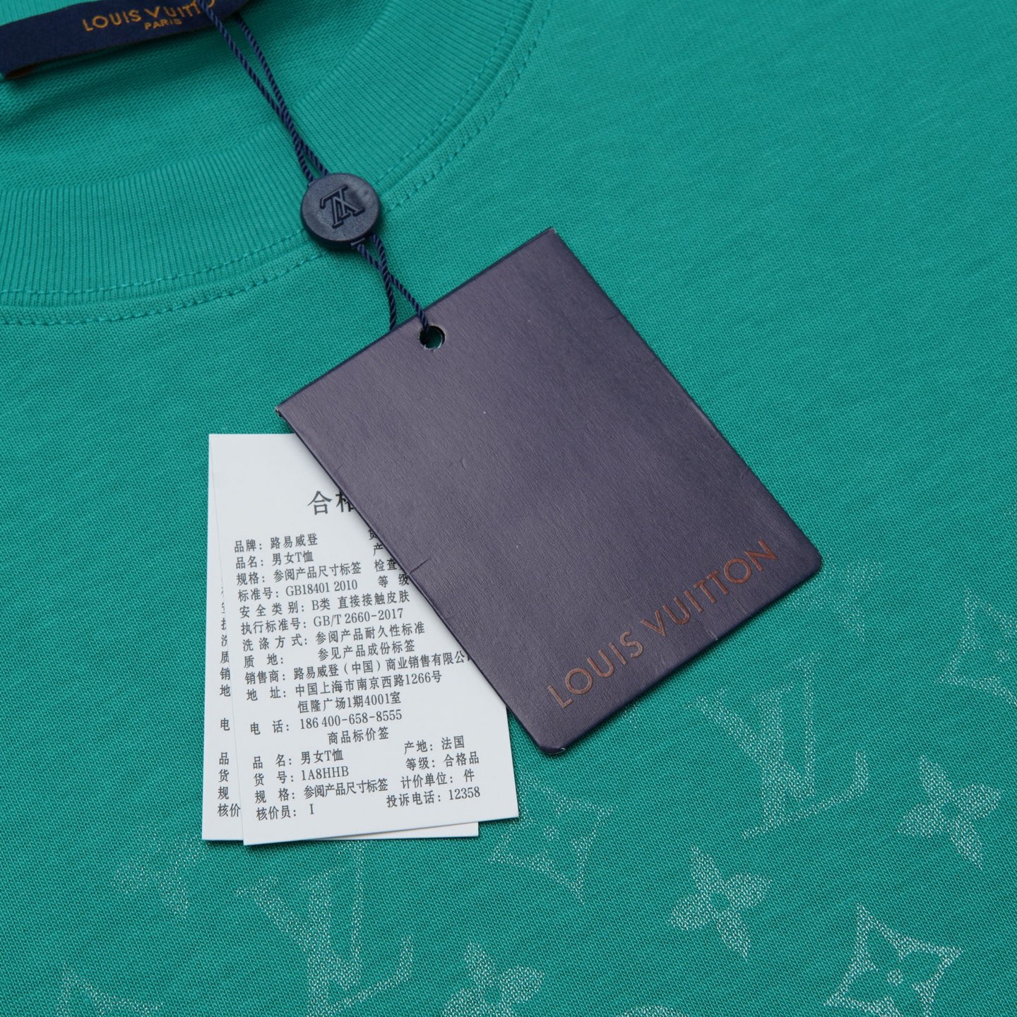 Louis Vuitton p80

款号：L831#路易威登官网新款半身半满印字母前后印花短袖

面料- 采用320克双股精梳棉面料.索罗纳螺纹订织订染国标一级面料

工艺：采用美国上市公司（康郦）印花机器全球纺织品数码印花市场领导者。美国进口杜邦（DuPont）水墨染料具有出色的遮盖性，耐撕扯搓洗，不掉色，透气性好等特点。

辅料：官网原版三标品牌袋子满印logo防潮纸合格证等最新辅料系列

尺码：XS S M L

颜色：黑色 绿色 蓝色 天蓝色