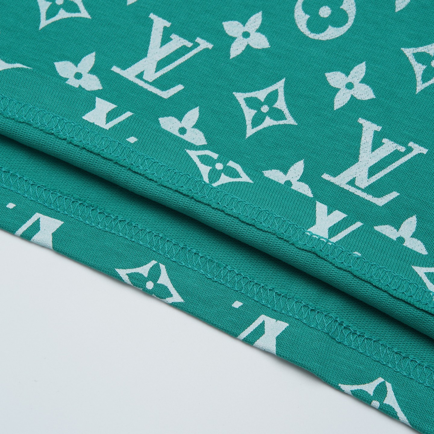 Louis Vuitton p80

款号：L831#路易威登官网新款半身半满印字母前后印花短袖

面料- 采用320克双股精梳棉面料.索罗纳螺纹订织订染国标一级面料

工艺：采用美国上市公司（康郦）印花机器全球纺织品数码印花市场领导者。美国进口杜邦（DuPont）水墨染料具有出色的遮盖性，耐撕扯搓洗，不掉色，透气性好等特点。

辅料：官网原版三标品牌袋子满印logo防潮纸合格证等最新辅料系列

尺码：XS S M L

颜色：黑色 绿色 蓝色 天蓝色