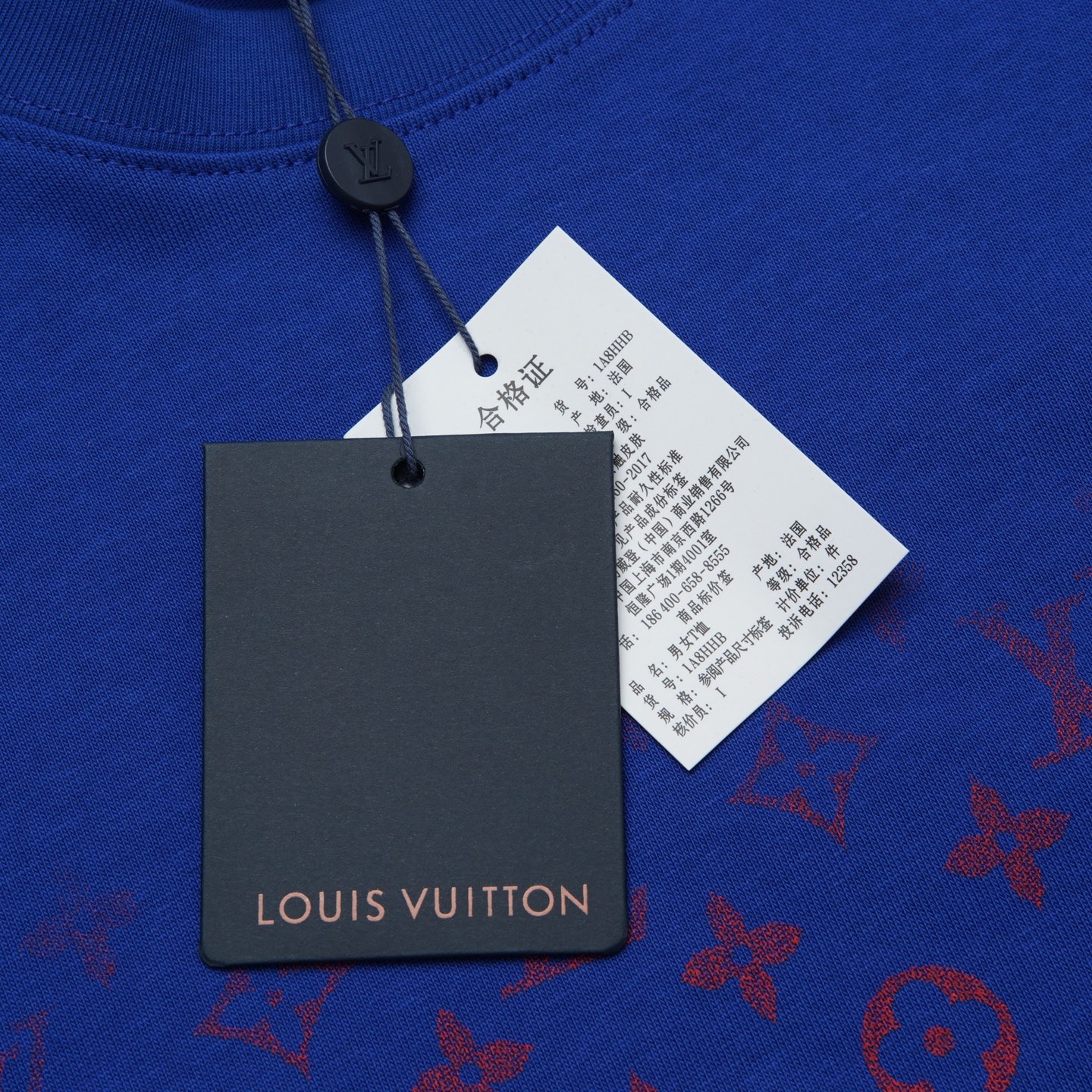 Louis Vuitton p80

款号：L831#路易威登官网新款半身半满印字母前后印花短袖

面料- 采用320克双股精梳棉面料.索罗纳螺纹订织订染国标一级面料

工艺：采用美国上市公司（康郦）印花机器全球纺织品数码印花市场领导者。美国进口杜邦（DuPont）水墨染料具有出色的遮盖性，耐撕扯搓洗，不掉色，透气性好等特点。

辅料：官网原版三标品牌袋子满印logo防潮纸合格证等最新辅料系列

尺码：XS S M L

颜色：黑色 绿色 蓝色 天蓝色