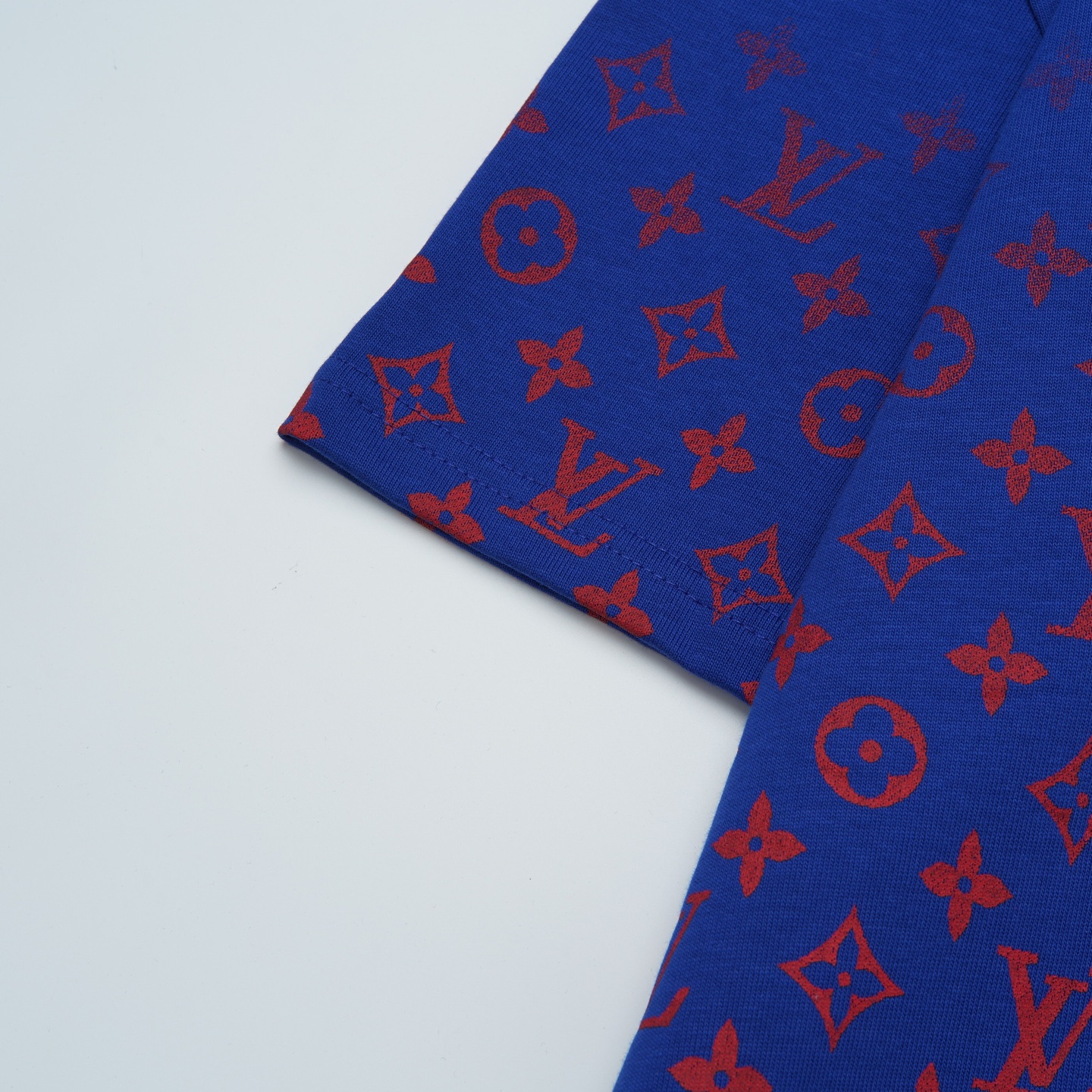 Louis Vuitton p80

款号：L831#路易威登官网新款半身半满印字母前后印花短袖

面料- 采用320克双股精梳棉面料.索罗纳螺纹订织订染国标一级面料

工艺：采用美国上市公司（康郦）印花机器全球纺织品数码印花市场领导者。美国进口杜邦（DuPont）水墨染料具有出色的遮盖性，耐撕扯搓洗，不掉色，透气性好等特点。

辅料：官网原版三标品牌袋子满印logo防潮纸合格证等最新辅料系列

尺码：XS S M L

颜色：黑色 绿色 蓝色 天蓝色