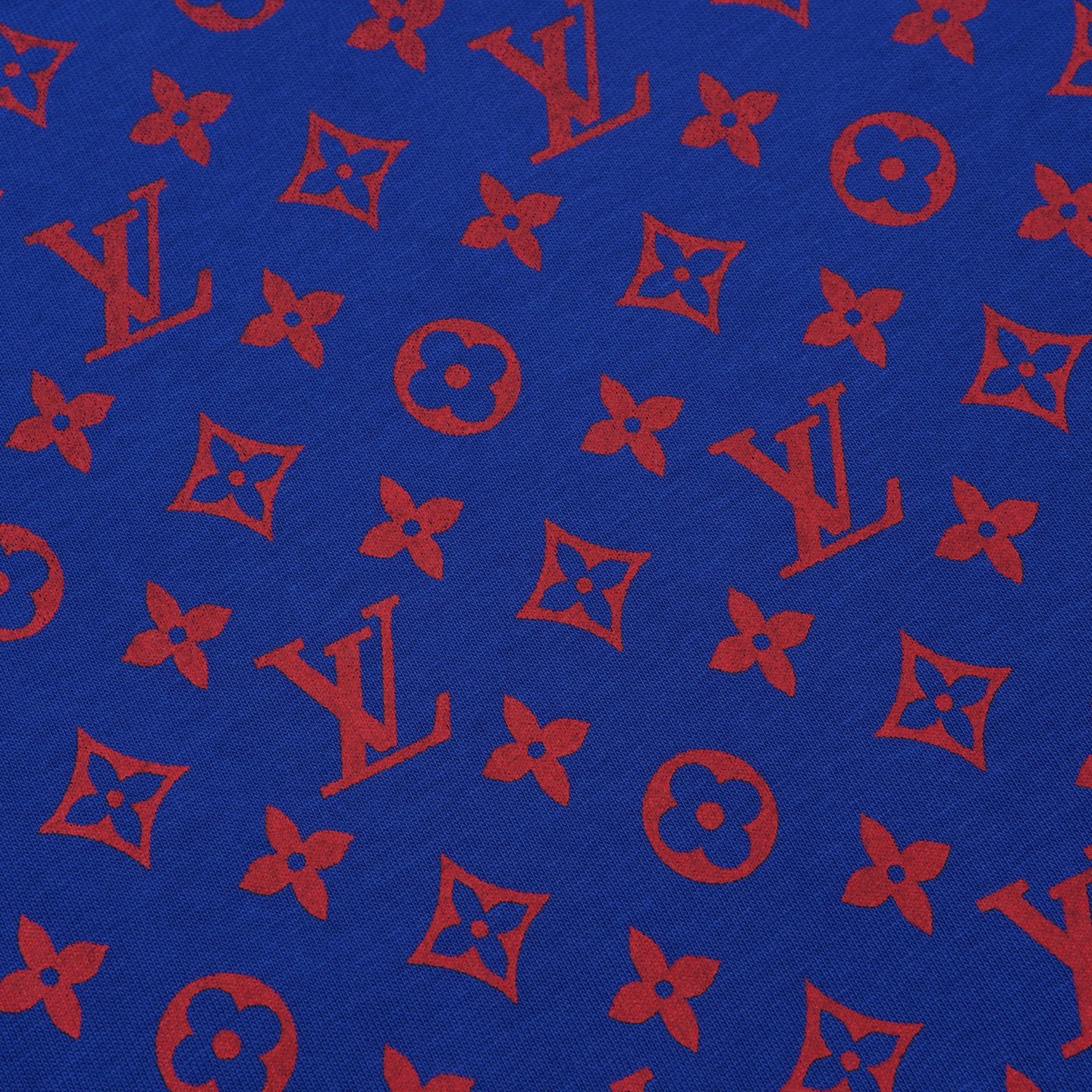 Louis Vuitton p80

款号：L831#路易威登官网新款半身半满印字母前后印花短袖

面料- 采用320克双股精梳棉面料.索罗纳螺纹订织订染国标一级面料

工艺：采用美国上市公司（康郦）印花机器全球纺织品数码印花市场领导者。美国进口杜邦（DuPont）水墨染料具有出色的遮盖性，耐撕扯搓洗，不掉色，透气性好等特点。

辅料：官网原版三标品牌袋子满印logo防潮纸合格证等最新辅料系列

尺码：XS S M L

颜色：黑色 绿色 蓝色 天蓝色