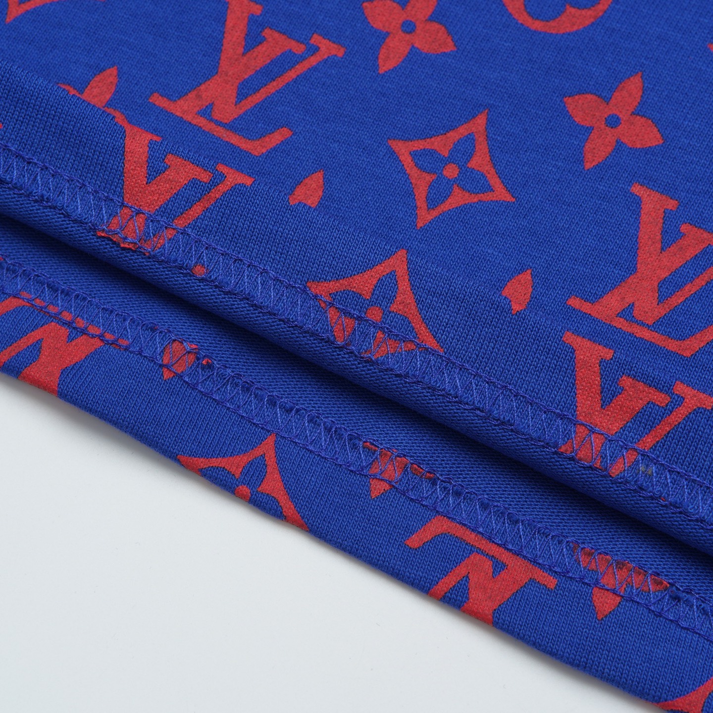Louis Vuitton p80

款号：L831#路易威登官网新款半身半满印字母前后印花短袖

面料- 采用320克双股精梳棉面料.索罗纳螺纹订织订染国标一级面料

工艺：采用美国上市公司（康郦）印花机器全球纺织品数码印花市场领导者。美国进口杜邦（DuPont）水墨染料具有出色的遮盖性，耐撕扯搓洗，不掉色，透气性好等特点。

辅料：官网原版三标品牌袋子满印logo防潮纸合格证等最新辅料系列

尺码：XS S M L

颜色：黑色 绿色 蓝色 天蓝色