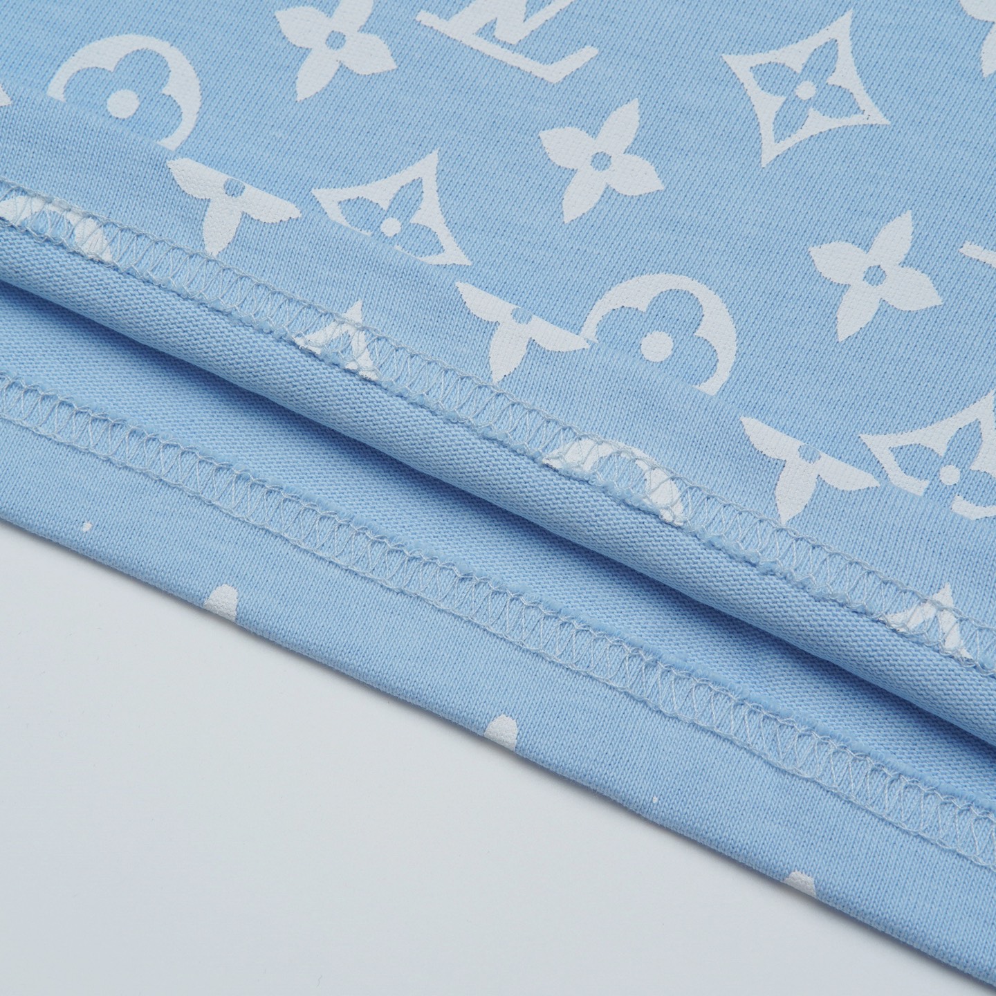 Louis Vuitton p80

款号：L831#路易威登官网新款半身半满印字母前后印花短袖

面料- 采用320克双股精梳棉面料.索罗纳螺纹订织订染国标一级面料

工艺：采用美国上市公司（康郦）印花机器全球纺织品数码印花市场领导者。美国进口杜邦（DuPont）水墨染料具有出色的遮盖性，耐撕扯搓洗，不掉色，透气性好等特点。

辅料：官网原版三标品牌袋子满印logo防潮纸合格证等最新辅料系列

尺码：XS S M L

颜色：黑色 绿色 蓝色 天蓝色