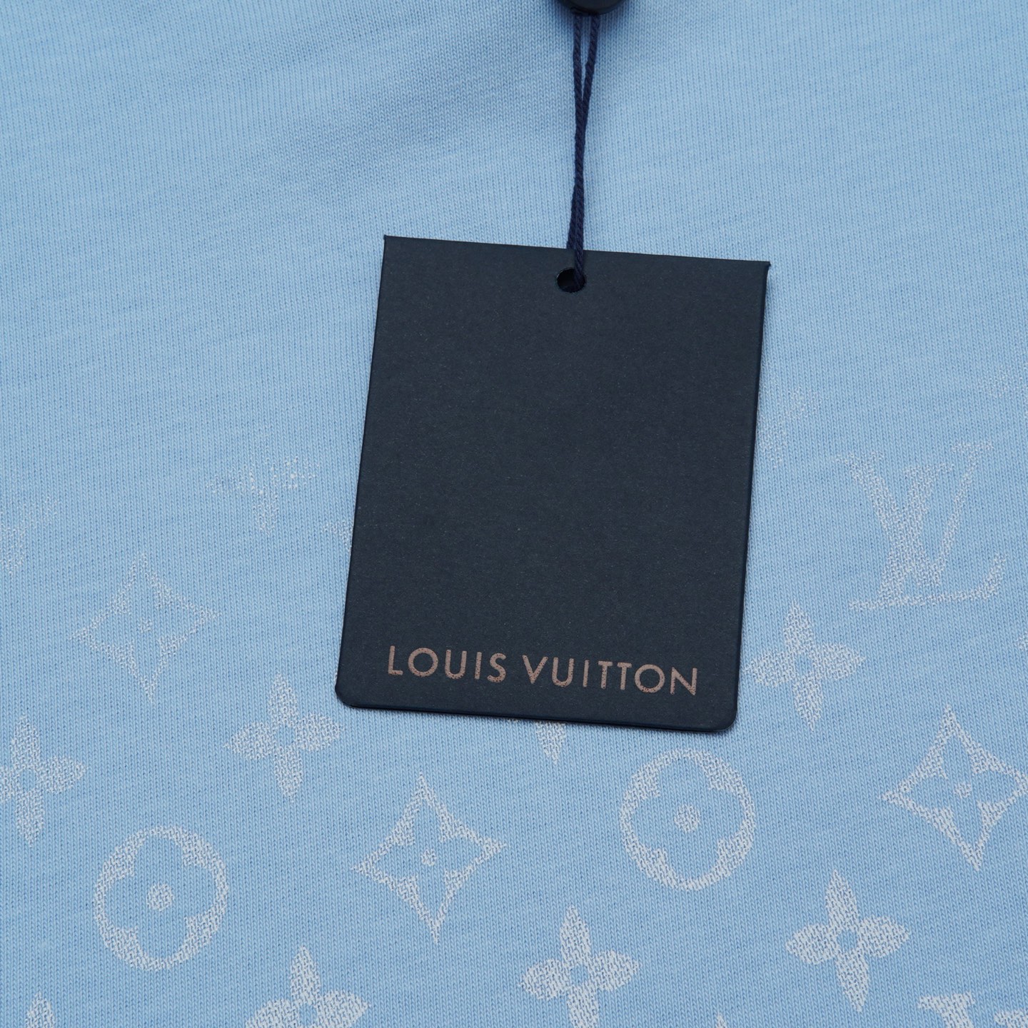Louis Vuitton p80

款号：L831#路易威登官网新款半身半满印字母前后印花短袖

面料- 采用320克双股精梳棉面料.索罗纳螺纹订织订染国标一级面料

工艺：采用美国上市公司（康郦）印花机器全球纺织品数码印花市场领导者。美国进口杜邦（DuPont）水墨染料具有出色的遮盖性，耐撕扯搓洗，不掉色，透气性好等特点。

辅料：官网原版三标品牌袋子满印logo防潮纸合格证等最新辅料系列

尺码：XS S M L

颜色：黑色 绿色 蓝色 天蓝色