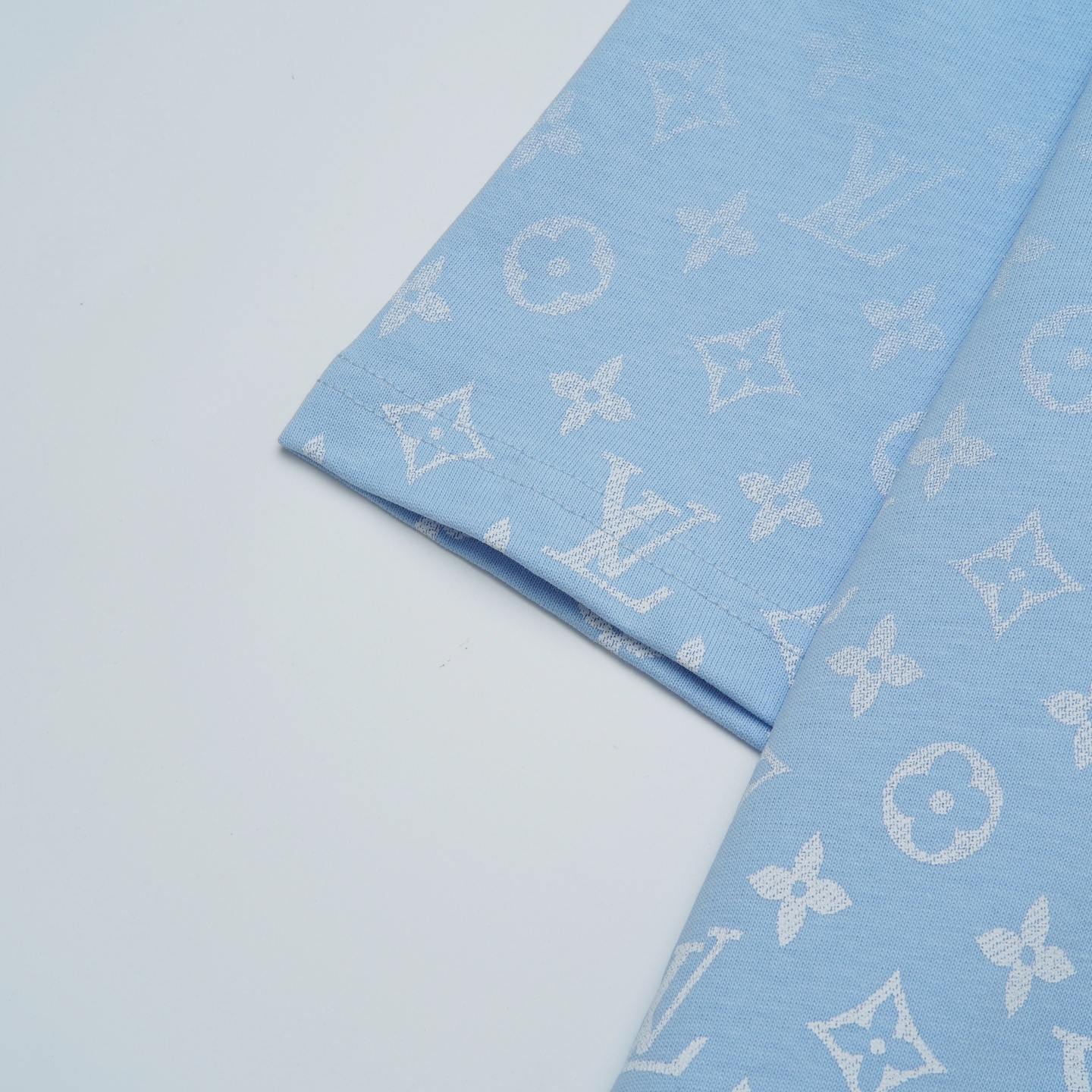 Louis Vuitton p80

款号：L831#路易威登官网新款半身半满印字母前后印花短袖

面料- 采用320克双股精梳棉面料.索罗纳螺纹订织订染国标一级面料

工艺：采用美国上市公司（康郦）印花机器全球纺织品数码印花市场领导者。美国进口杜邦（DuPont）水墨染料具有出色的遮盖性，耐撕扯搓洗，不掉色，透气性好等特点。

辅料：官网原版三标品牌袋子满印logo防潮纸合格证等最新辅料系列

尺码：XS S M L

颜色：黑色 绿色 蓝色 天蓝色