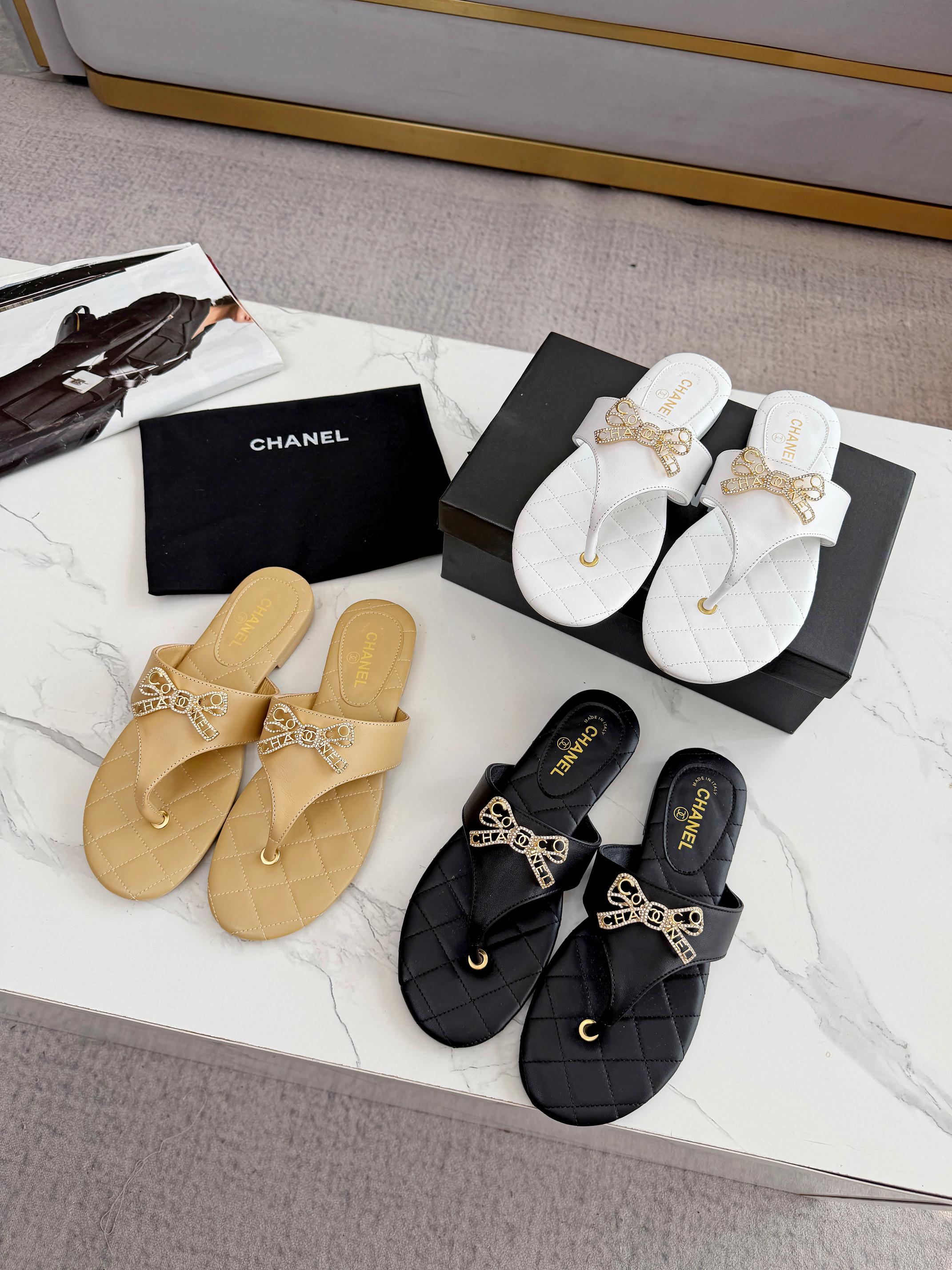 NO:870780,Xiaoxiang 2026 new style bow buckle, summer essential sandals, size 35-43, leather sole plus 40, slippers, slippers19860909小香2026新款 蝴蝶结扣子 夏季必备凉拖 码数35-43 皮底加40,拖鞋,slippers,Women's Shoes