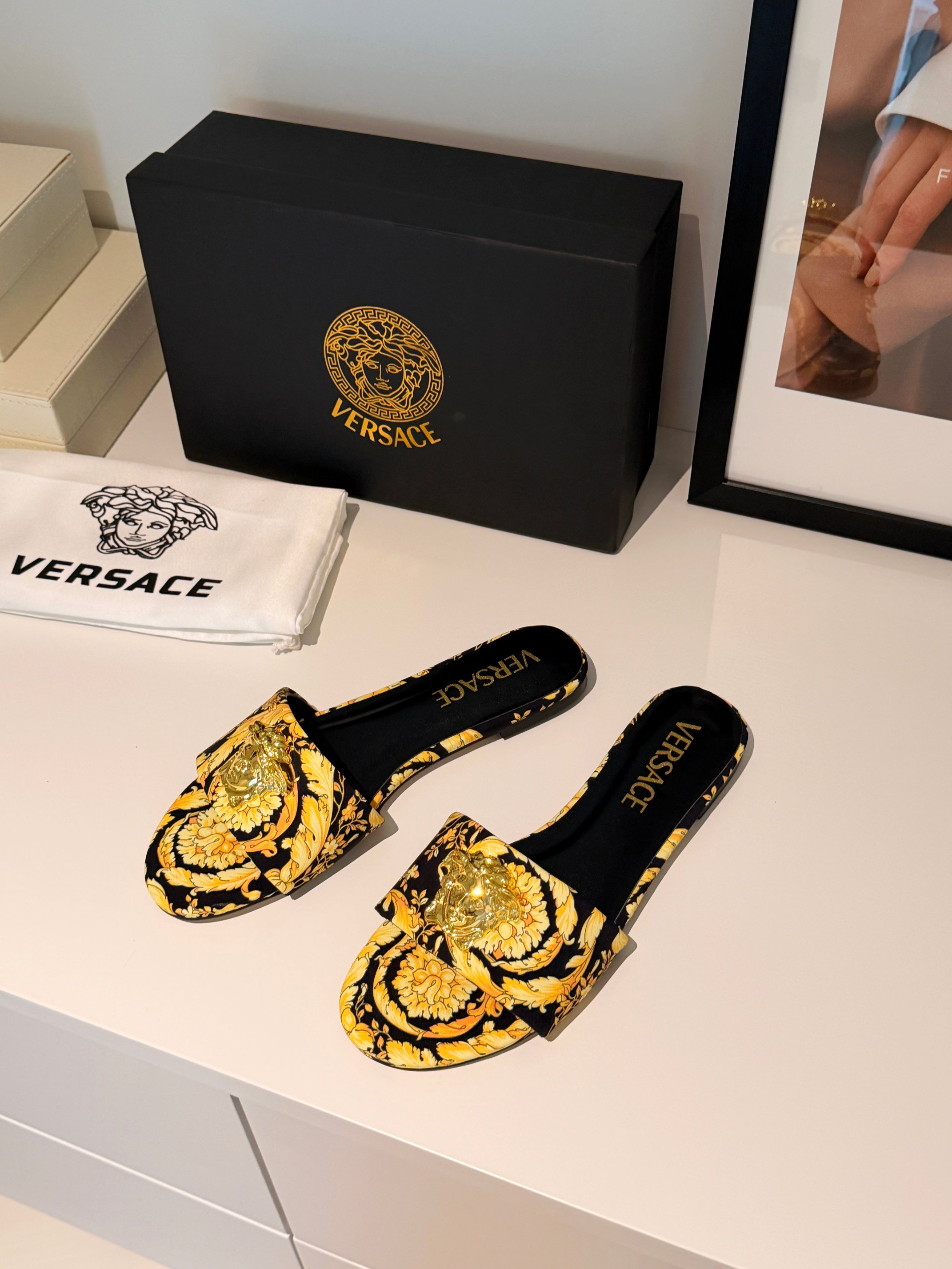 NO:957502,Rubber sole and genuine leather outsole. Fanjia's new model. Six colors available. Size 35-43. Size 35. Size 43. Non-returnable. Full set of original packaging, slippers, slippers, Leather soles.19860909橡胶底真皮大底 范家新款 六色可选 码数35-43 35码 43码不退换 全套原版包装,拖鞋,slippers,Leather soles,Women's Shoes