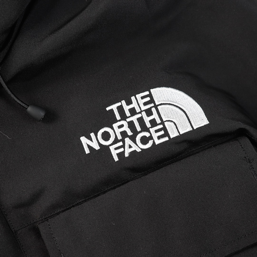 北面/The North Face 多口袋工装连帽羽绒服 刺绣采用进口田岛绣花 万针刺绣