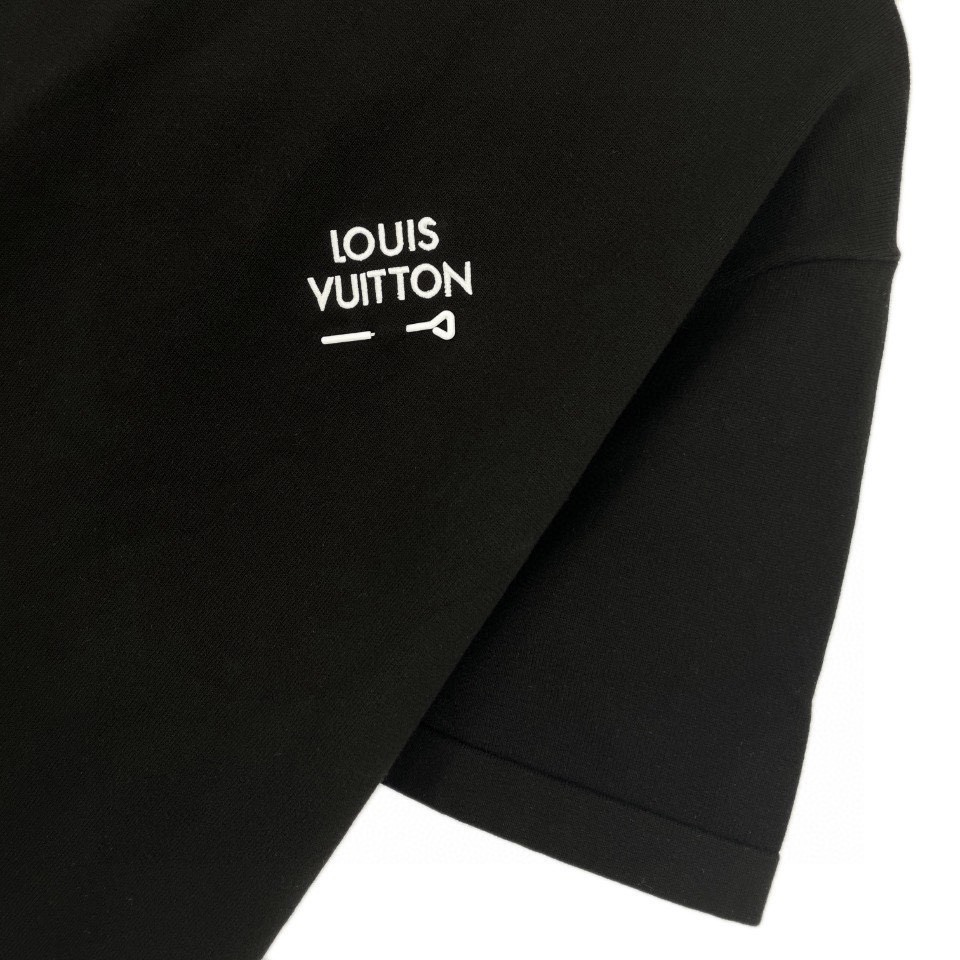 路易威登/Louis Vuitton 夏季新品 胸前别针字母刺绣圆领针织短袖