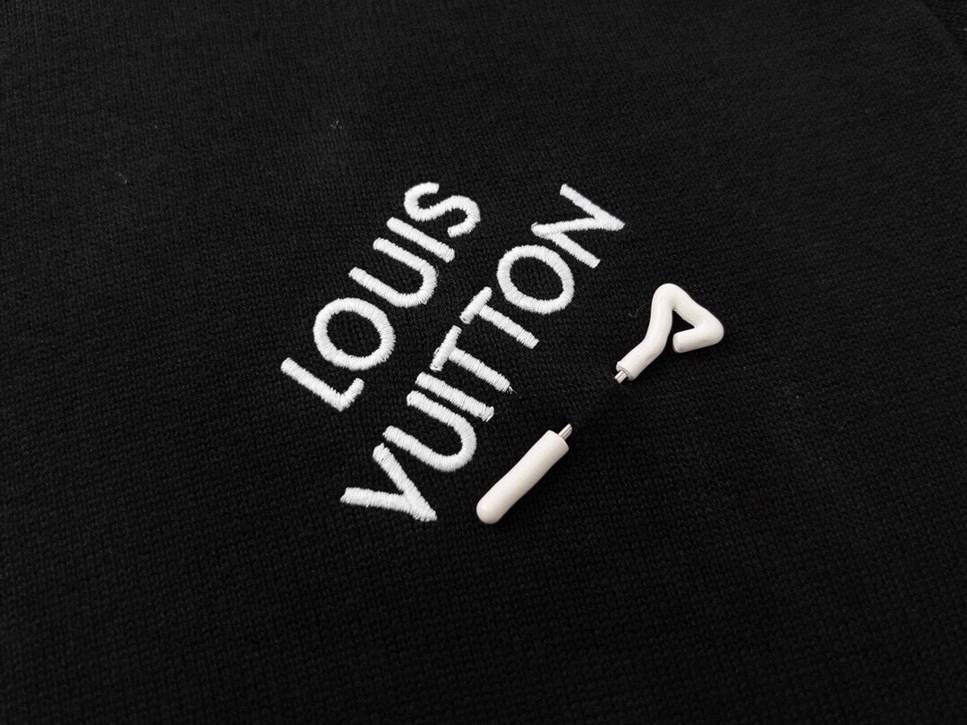 路易威登/Louis Vuitton 夏季新品 胸前别针字母刺绣圆领针织短袖