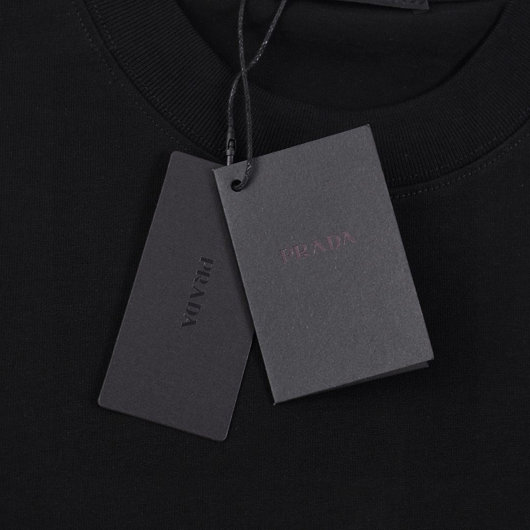 普拉达/Prada 夏季新款 经典三角标尼龙口袋圆领短袖T恤 黑色/白色-Chinese UA Cheap High Quatity Brand Clothes Bags handbags Sneakers wholesale wholesaler seller from China Factory suppliers Fashion Clothing Shoes best Quality Beautiful Price 普拉达/Prada 夏季新款 经典三角标尼龙口袋圆领短袖T恤 黑色/白色