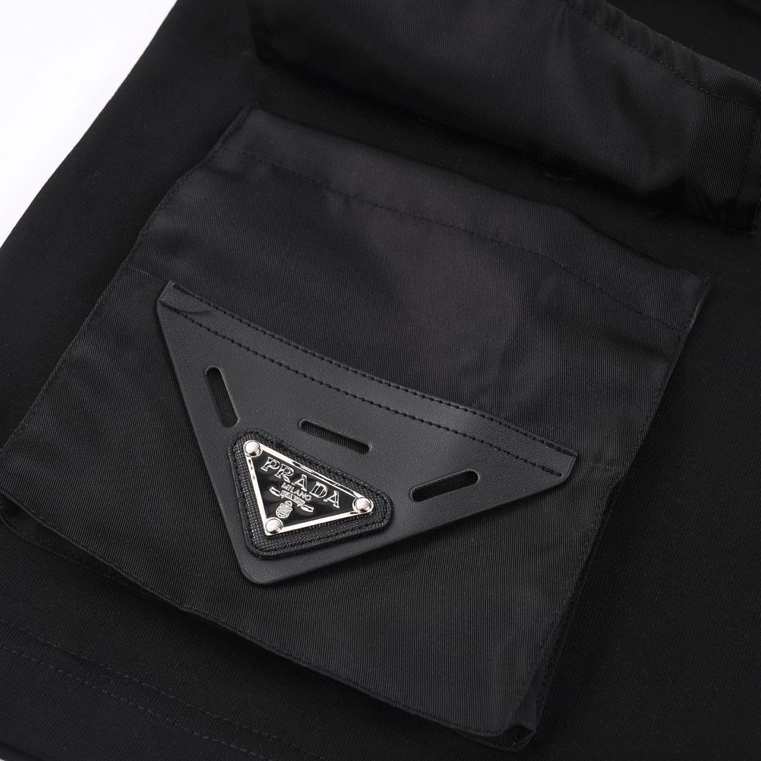 普拉达/Prada 夏季新款 经典三角标尼龙口袋圆领短袖T恤 黑色/白色-Chinese UA Cheap High Quatity Brand Clothes Bags handbags Sneakers wholesale wholesaler seller from China Factory suppliers Fashion Clothing Shoes best Quality Beautiful Price 普拉达/Prada 夏季新款 经典三角标尼龙口袋圆领短袖T恤 黑色/白色