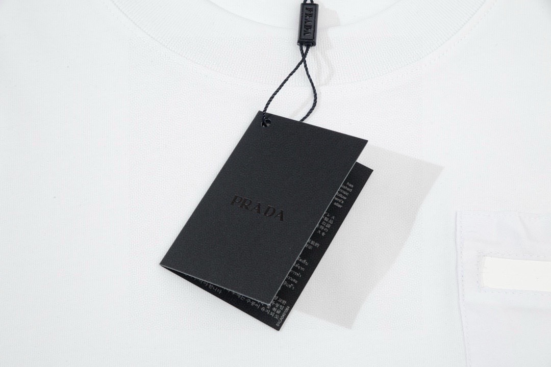 普拉达/Prada 夏季新款 拉链口袋圆领短袖T恤 黑色/白色-Chinese UA Cheap High Quatity Brand Clothes Bags handbags Sneakers wholesale wholesaler seller from China Factory suppliers Fashion Clothing Shoes best Quality Beautiful Price 普拉达/Prada 夏季新款 拉链口袋圆领短袖T恤 黑色/白色