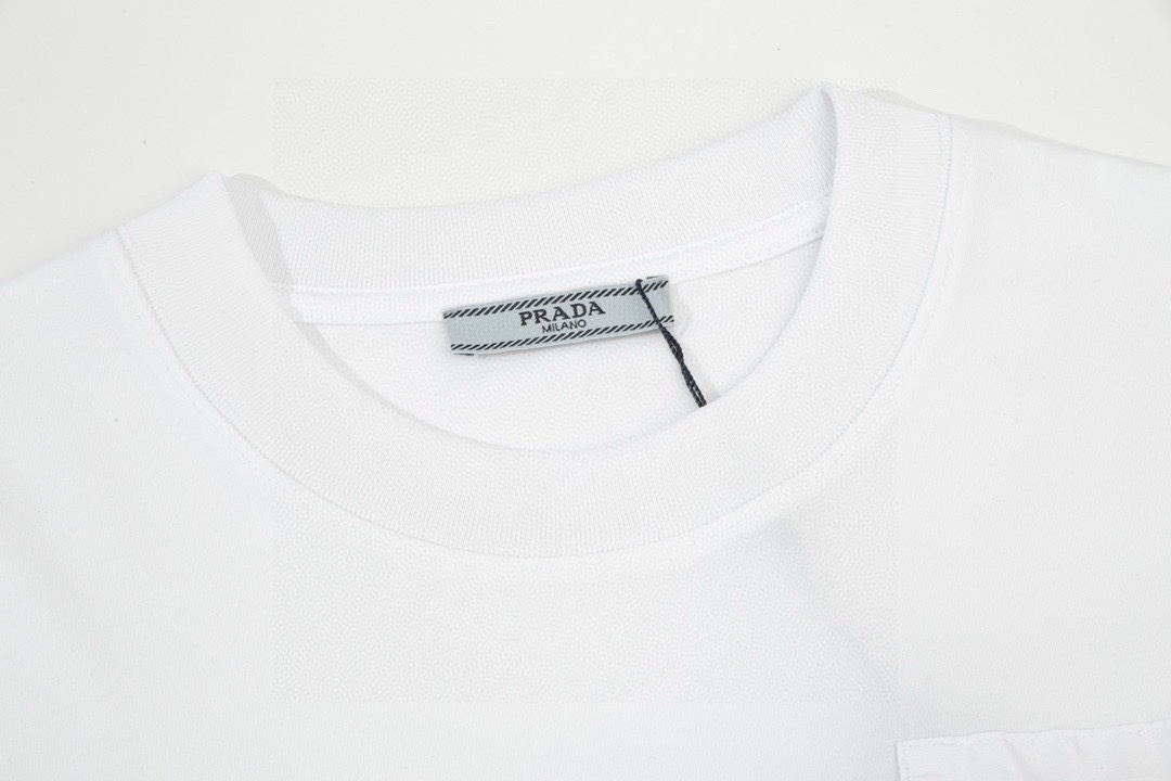 普拉达/Prada 夏季新款 拉链口袋圆领短袖T恤 黑色/白色-Chinese UA Cheap High Quatity Brand Clothes Bags handbags Sneakers wholesale wholesaler seller from China Factory suppliers Fashion Clothing Shoes best Quality Beautiful Price 普拉达/Prada 夏季新款 拉链口袋圆领短袖T恤 黑色/白色