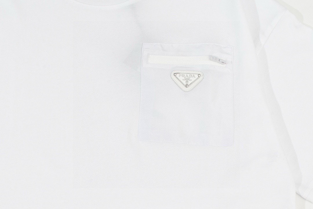 普拉达/Prada 夏季新款 拉链口袋圆领短袖T恤 黑色/白色-Chinese UA Cheap High Quatity Brand Clothes Bags handbags Sneakers wholesale wholesaler seller from China Factory suppliers Fashion Clothing Shoes best Quality Beautiful Price 普拉达/Prada 夏季新款 拉链口袋圆领短袖T恤 黑色/白色