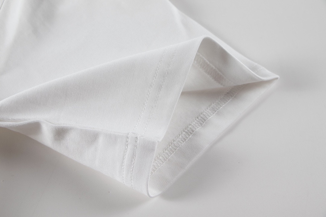 路易威登/Louis Vuitton 夏季新款 四叶草刺绣圆领短袖T恤 胸前高密立体刺绣logo-Chinese UA Cheap High Quatity Brand Clothes Bags handbags Sneakers wholesale wholesaler seller from China Factory suppliers Fashion Clothing Shoes best Quality Beautiful Price 路易威登/Louis Vuitton 夏季新款 四叶草刺绣圆领短袖T恤 胸前高密立体刺绣logo