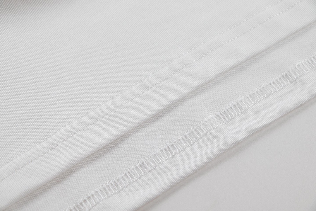 路易威登/Louis Vuitton 夏季新款 四叶草刺绣圆领短袖T恤 胸前高密立体刺绣logo-Chinese UA Cheap High Quatity Brand Clothes Bags handbags Sneakers wholesale wholesaler seller from China Factory suppliers Fashion Clothing Shoes best Quality Beautiful Price 路易威登/Louis Vuitton 夏季新款 四叶草刺绣圆领短袖T恤 胸前高密立体刺绣logo