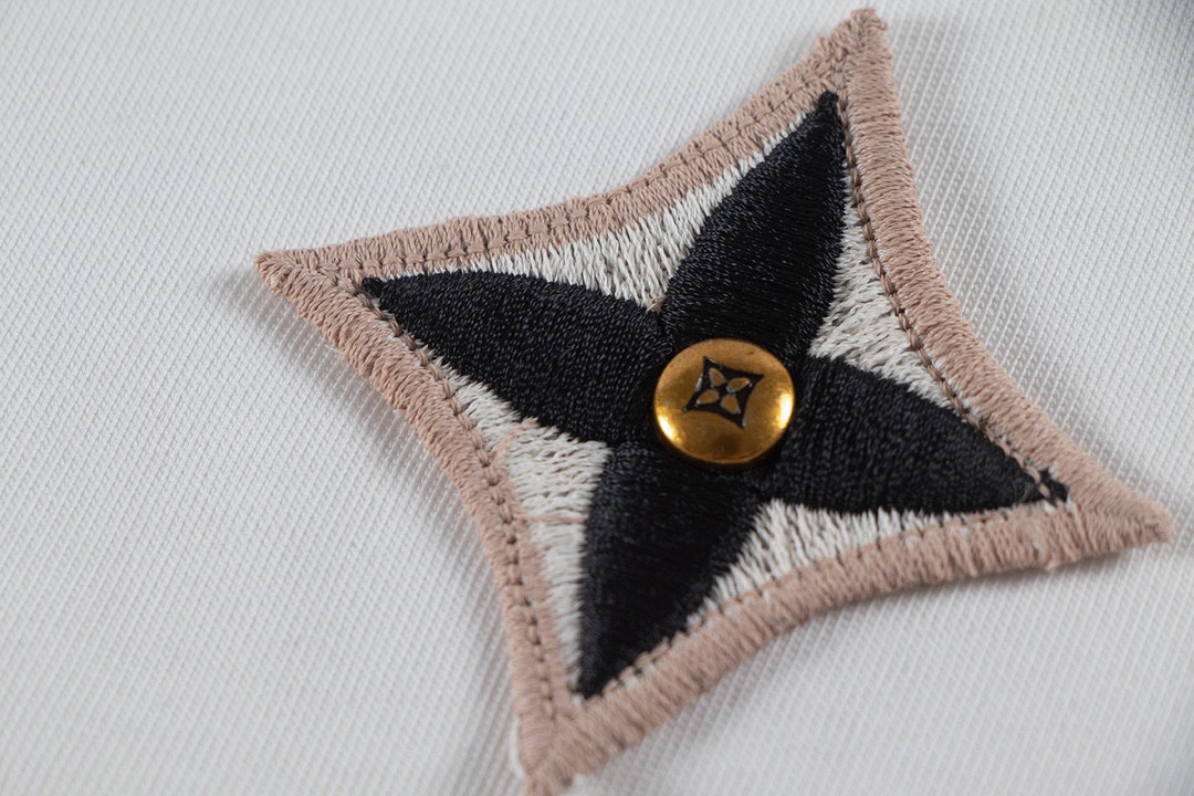 路易威登/Louis Vuitton 夏季新款 四叶草刺绣圆领短袖T恤 胸前高密立体刺绣logo-Chinese UA Cheap High Quatity Brand Clothes Bags handbags Sneakers wholesale wholesaler seller from China Factory suppliers Fashion Clothing Shoes best Quality Beautiful Price 路易威登/Louis Vuitton 夏季新款 四叶草刺绣圆领短袖T恤 胸前高密立体刺绣logo