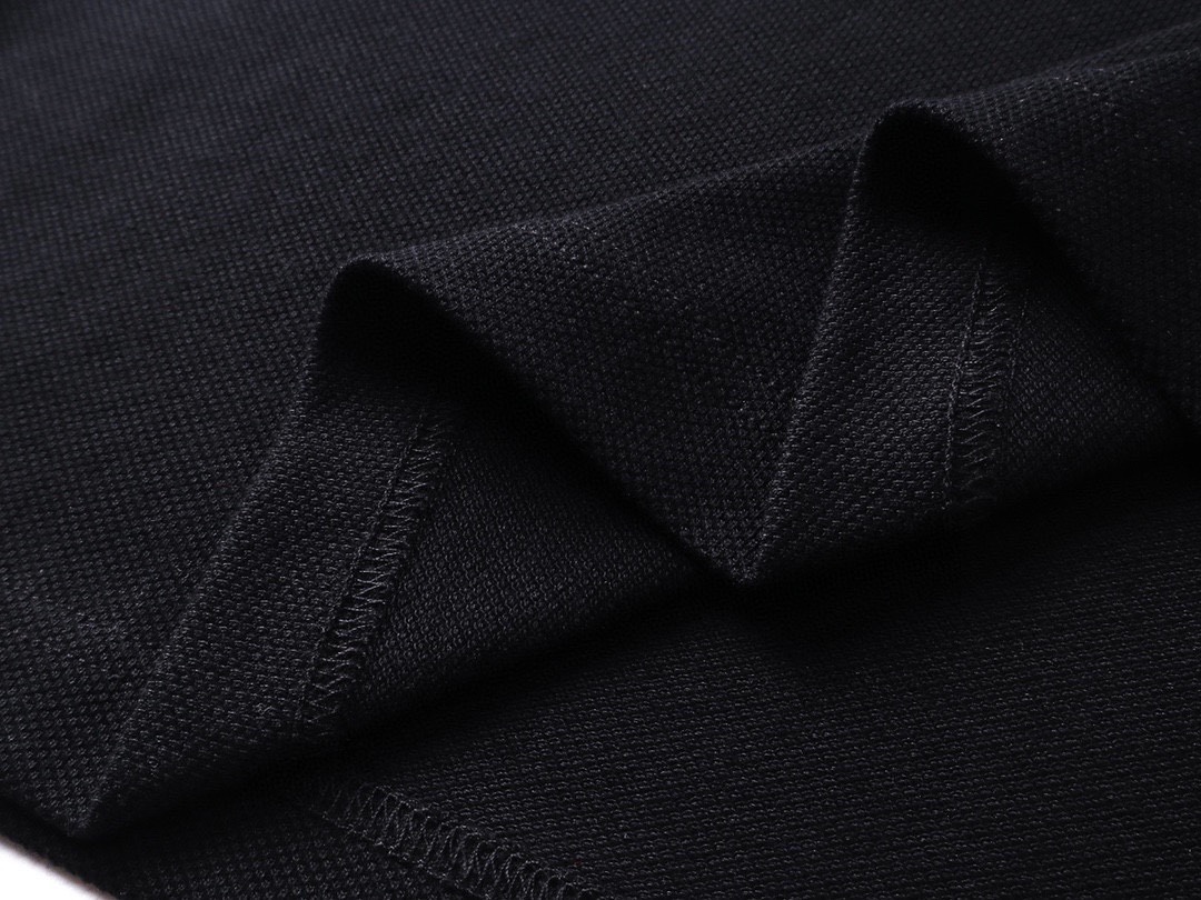 古驰/Gucci 夏季新款 口袋刺绣翻领撞色短袖polo衫 经典刺绣巧妙糅合纹理与缀饰细节黑色-Chinese UA Cheap High Quatity Brand Clothes Bags handbags Sneakers wholesale wholesaler seller from China Factory suppliers Fashion Clothing Shoes best Quality Beautiful Price 古驰/Gucci 夏季新款 口袋刺绣翻领撞色短袖polo衫 经典刺绣巧妙糅合纹理与缀饰细节黑色