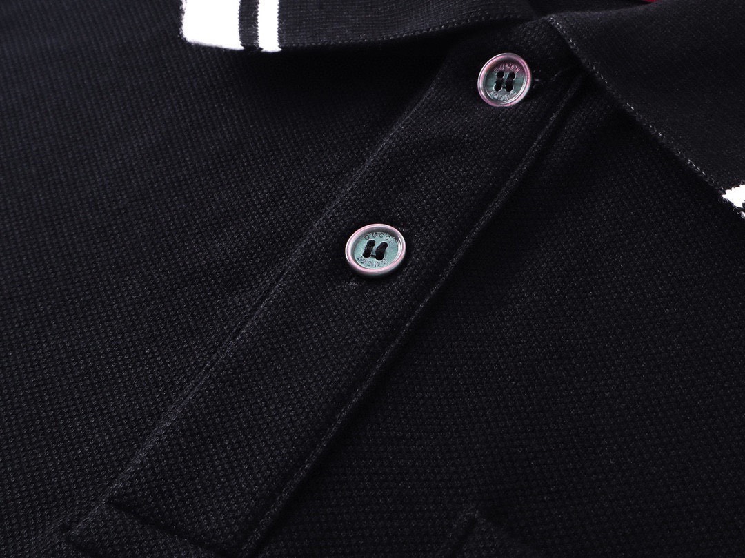 古驰/Gucci 夏季新款 口袋刺绣翻领撞色短袖polo衫 经典刺绣巧妙糅合纹理与缀饰细节黑色-Chinese UA Cheap High Quatity Brand Clothes Bags handbags Sneakers wholesale wholesaler seller from China Factory suppliers Fashion Clothing Shoes best Quality Beautiful Price 古驰/Gucci 夏季新款 口袋刺绣翻领撞色短袖polo衫 经典刺绣巧妙糅合纹理与缀饰细节黑色