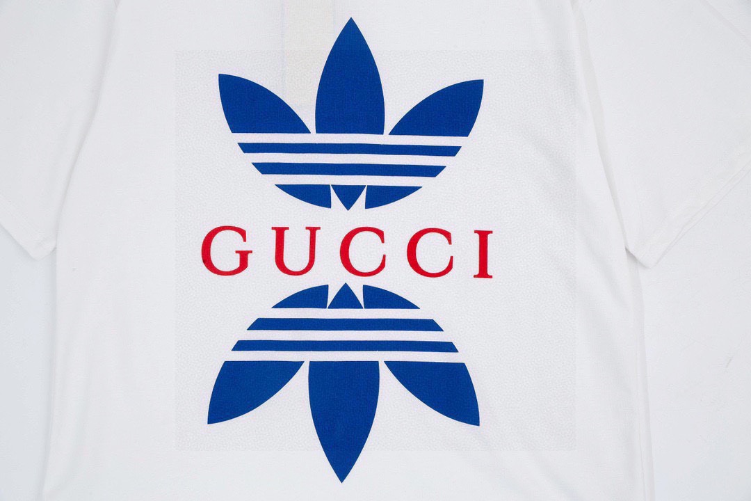 古驰/Gucci 夏季新款 三叶草联名徽标圆领短袖T恤 宝蓝色/白色-Chinese UA Cheap High Quatity Brand Clothes Bags handbags Sneakers wholesale wholesaler seller from China Factory suppliers Fashion Clothing Shoes best Quality Beautiful Price 古驰/Gucci 夏季新款 三叶草联名徽标圆领短袖T恤 宝蓝色/白色