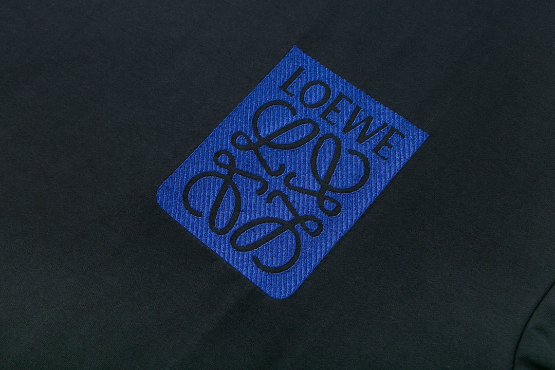 罗意威/Loewe 夏季新款 胸前刺绣徽标圆领短袖T恤 黑色-Chinese UA Cheap High Quatity Brand Clothes Bags handbags Sneakers wholesale wholesaler seller from China Factory suppliers Fashion Clothing Shoes best Quality Beautiful Price 罗意威/Loewe 夏季新款 胸前刺绣徽标圆领短袖T恤 黑色