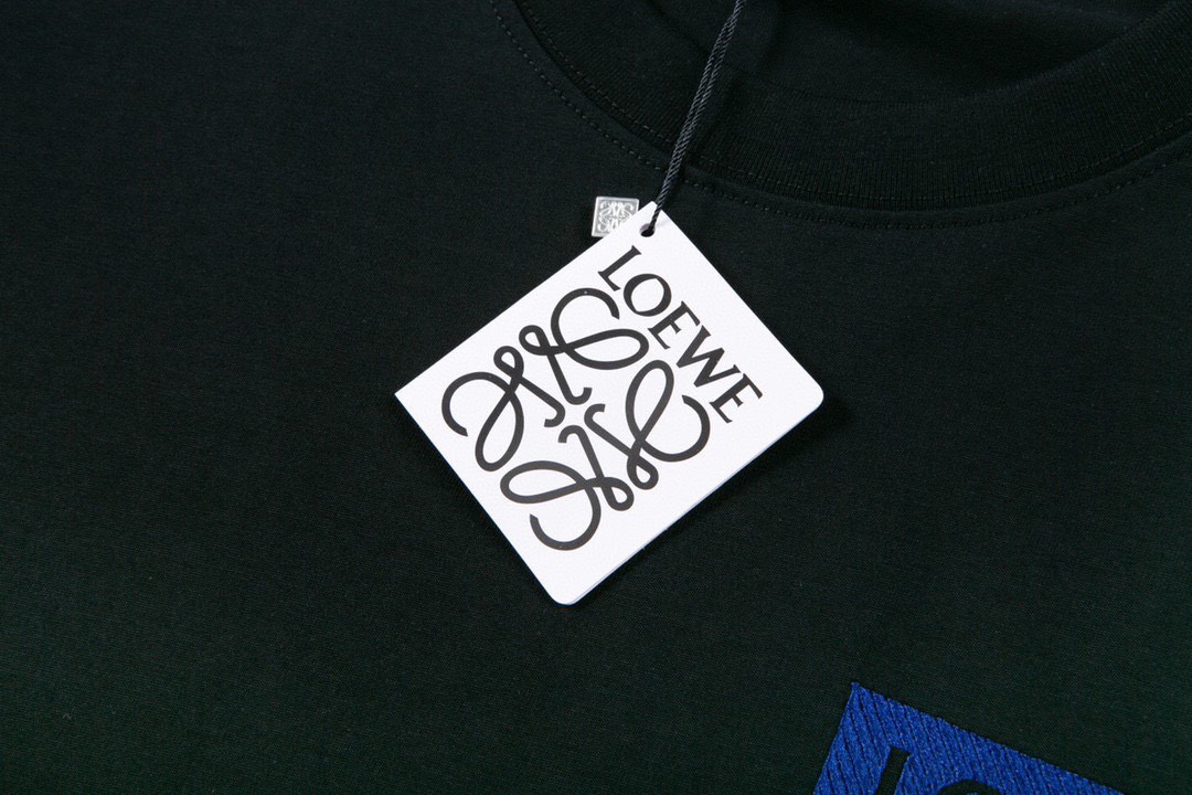 罗意威/Loewe 夏季新款 胸前刺绣徽标圆领短袖T恤 黑色-Chinese UA Cheap High Quatity Brand Clothes Bags handbags Sneakers wholesale wholesaler seller from China Factory suppliers Fashion Clothing Shoes best Quality Beautiful Price 罗意威/Loewe 夏季新款 胸前刺绣徽标圆领短袖T恤 黑色