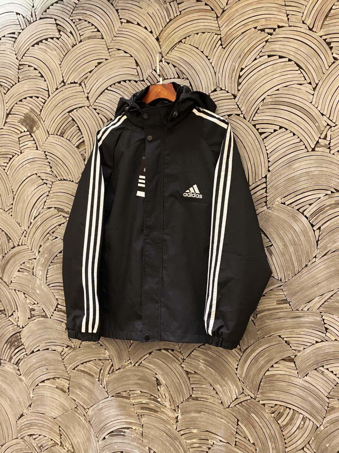  💰100
Adidas阿迪达斯专柜经典款三条杠连帽外套  男女同款情侣款，三色可选，学院风十足，经典永不过时✅绝佳出行穿搭必备单品


采用高品质梭织布料上身非常柔软舒服，胸前经典小标搭配三条杠设计，长期款版型耐看  百搭上身，印花环保级精致印花，不掉色，做工精致，细节到位，三标齐全，诚意满满

🏊🏻非常适合当季的款，上身百搭不挑人，玩转开学季,期待你我共同的驾驭🤩

颜色黑色，藏蓝色

尺码m~5xl




















