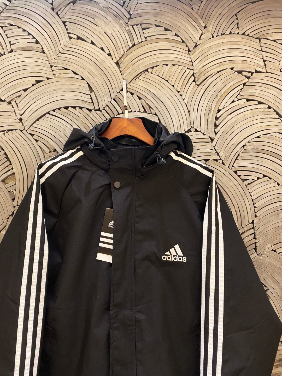  💰100
Adidas阿迪达斯专柜经典款三条杠连帽外套  男女同款情侣款，三色可选，学院风十足，经典永不过时✅绝佳出行穿搭必备单品


采用高品质梭织布料上身非常柔软舒服，胸前经典小标搭配三条杠设计，长期款版型耐看  百搭上身，印花环保级精致印花，不掉色，做工精致，细节到位，三标齐全，诚意满满

🏊🏻非常适合当季的款，上身百搭不挑人，玩转开学季,期待你我共同的驾驭🤩

颜色黑色，藏蓝色

尺码m~5xl




















