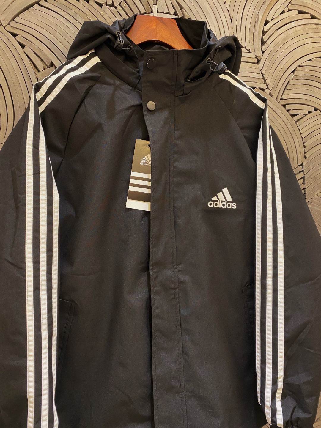  💰100
Adidas阿迪达斯专柜经典款三条杠连帽外套  男女同款情侣款，三色可选，学院风十足，经典永不过时✅绝佳出行穿搭必备单品


采用高品质梭织布料上身非常柔软舒服，胸前经典小标搭配三条杠设计，长期款版型耐看  百搭上身，印花环保级精致印花，不掉色，做工精致，细节到位，三标齐全，诚意满满

🏊🏻非常适合当季的款，上身百搭不挑人，玩转开学季,期待你我共同的驾驭🤩

颜色黑色，藏蓝色

尺码m~5xl




















